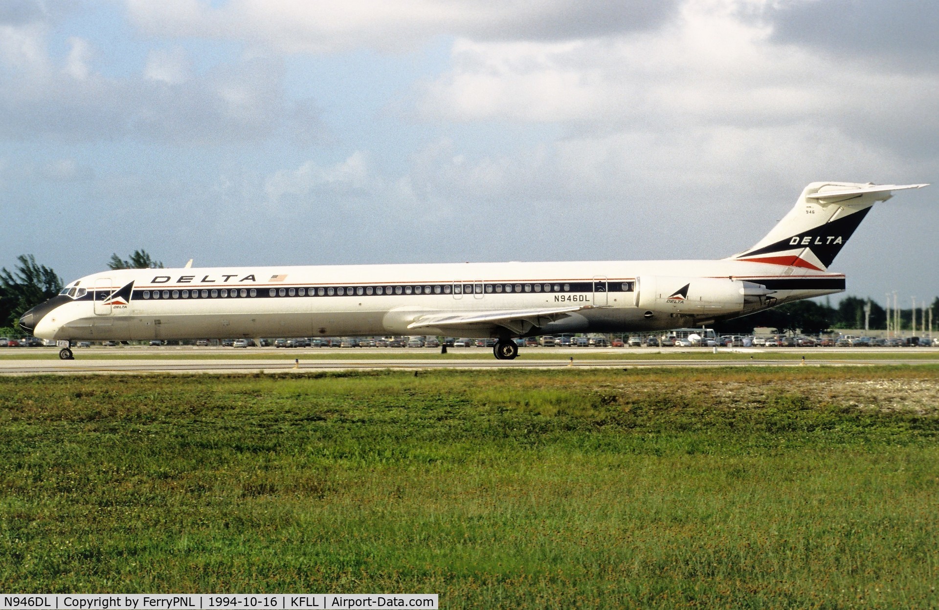 N946DL, 1989 McDonnell Douglas MD-88 C/N 49819, Delta MD88 for take-off