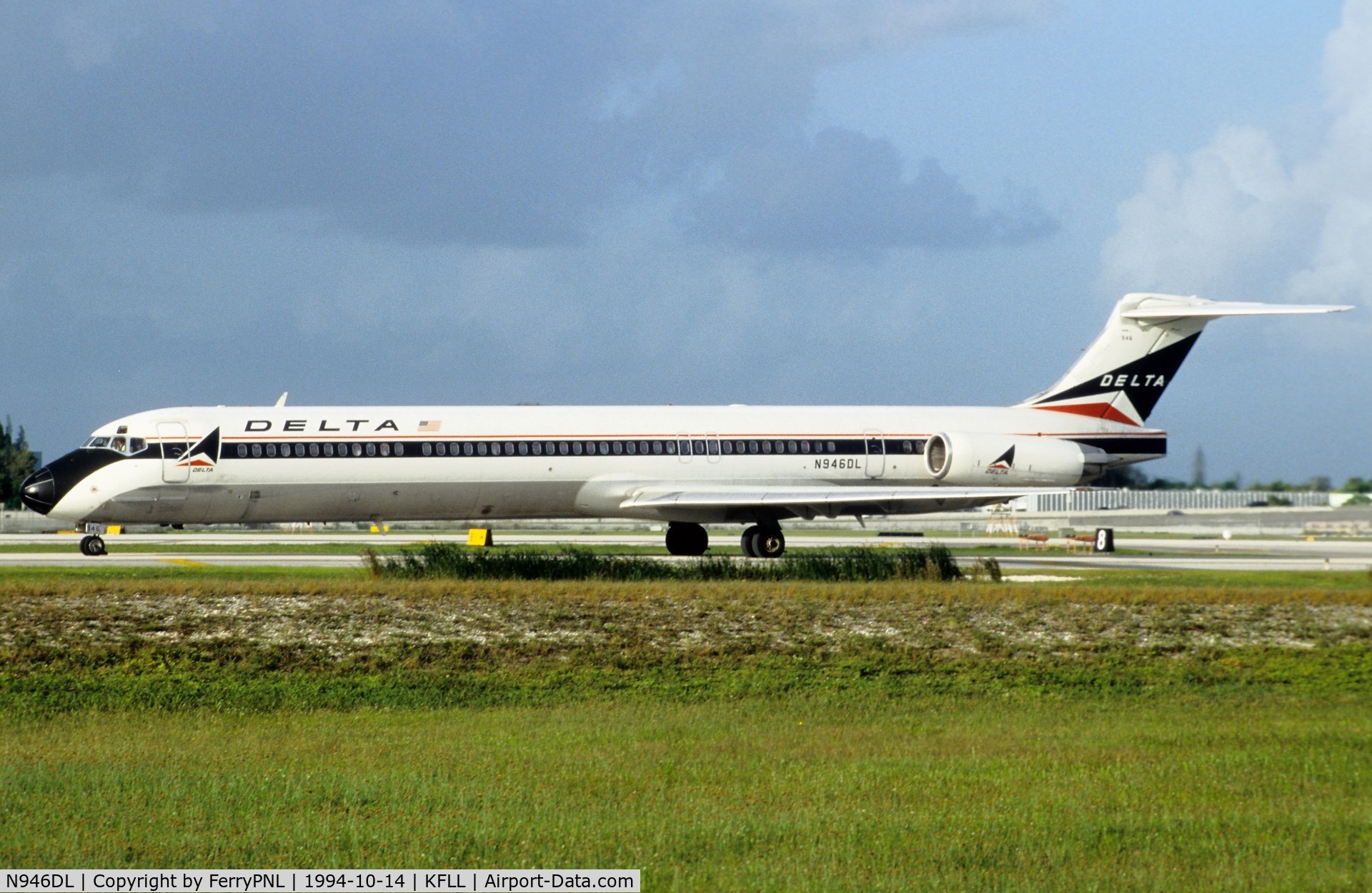 N946DL, 1989 McDonnell Douglas MD-88 C/N 49819, Delta MD88
