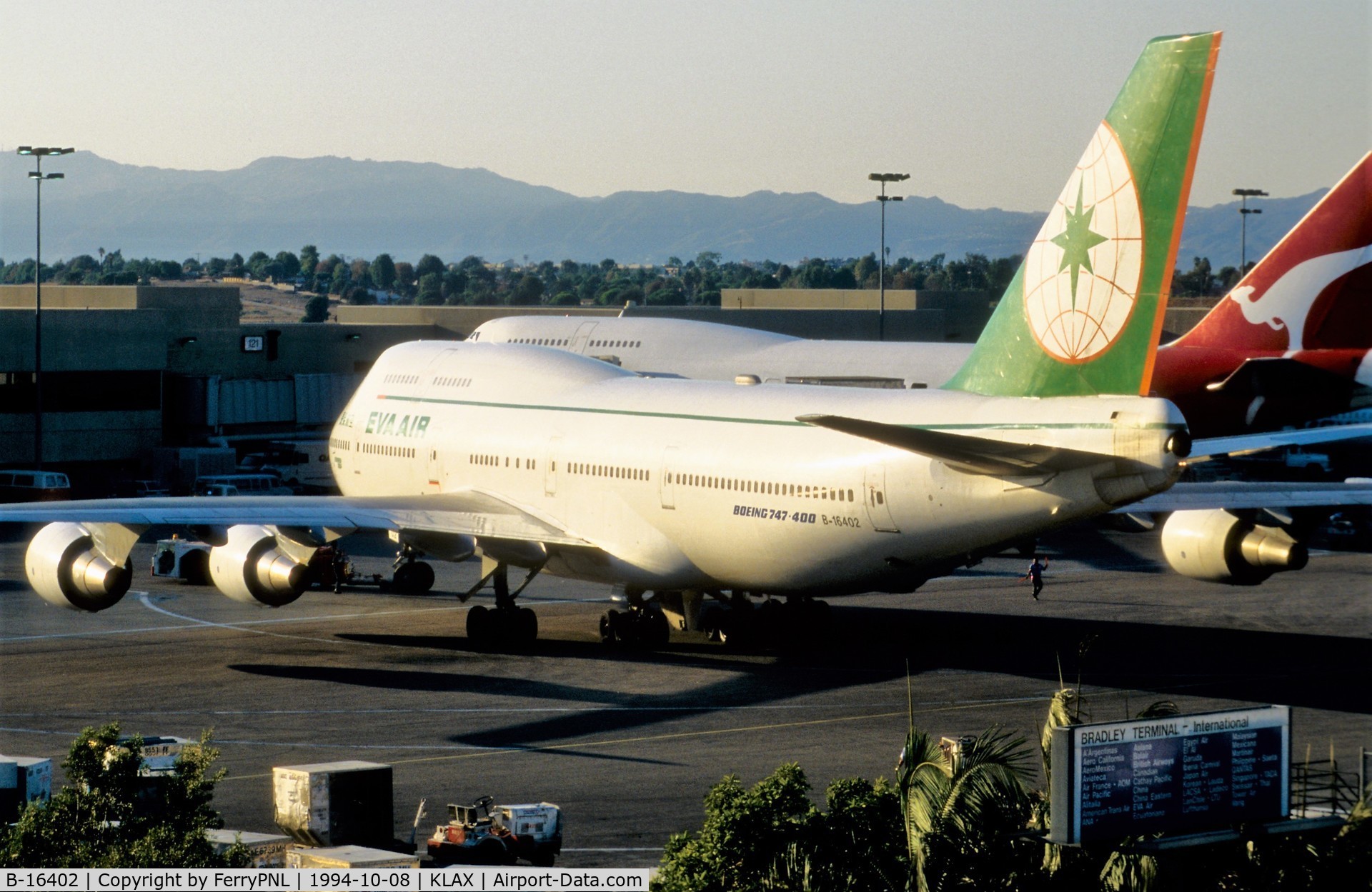 B-16402, 1992 Boeing 747-45E C/N 27063, EVA B744 sqweezed-in