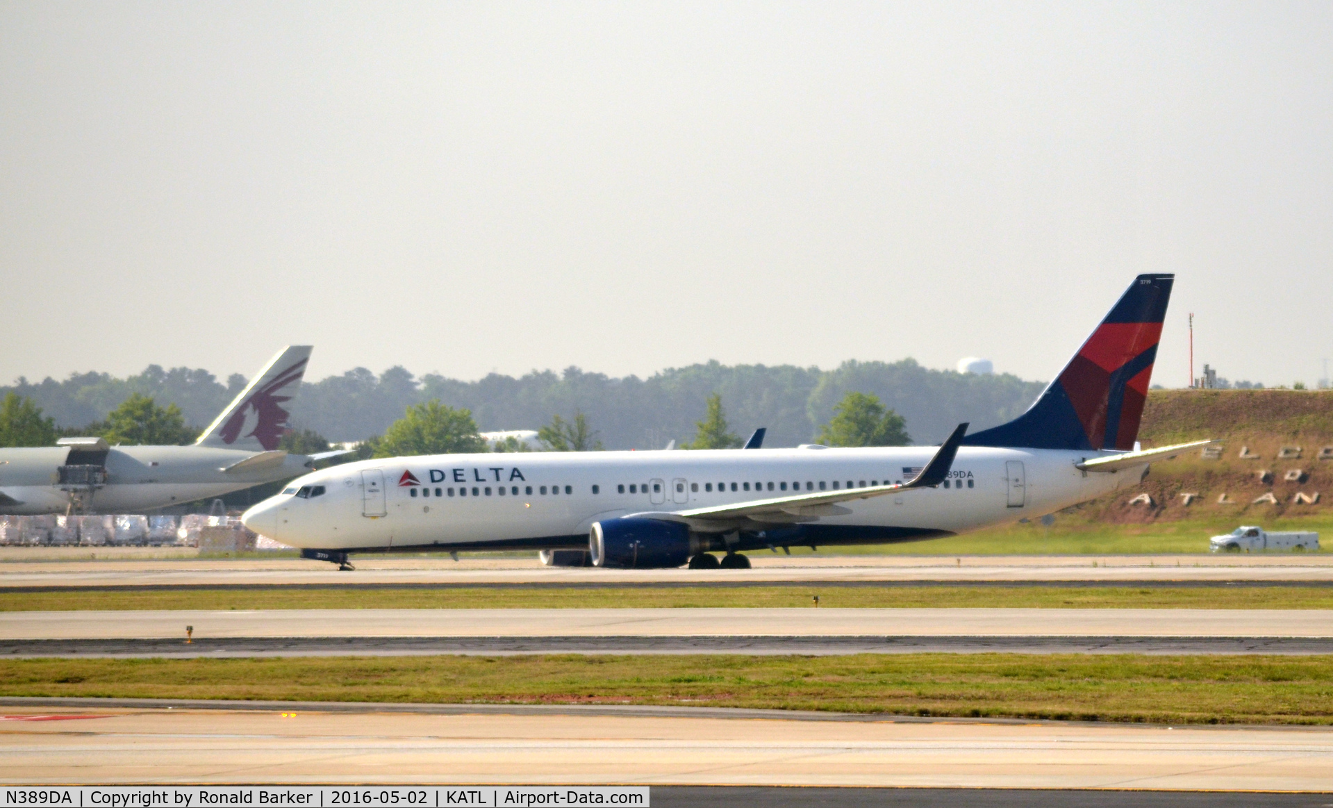 N389DA, 2000 Boeing 737-832 C/N 30376, Taxi Atlanta