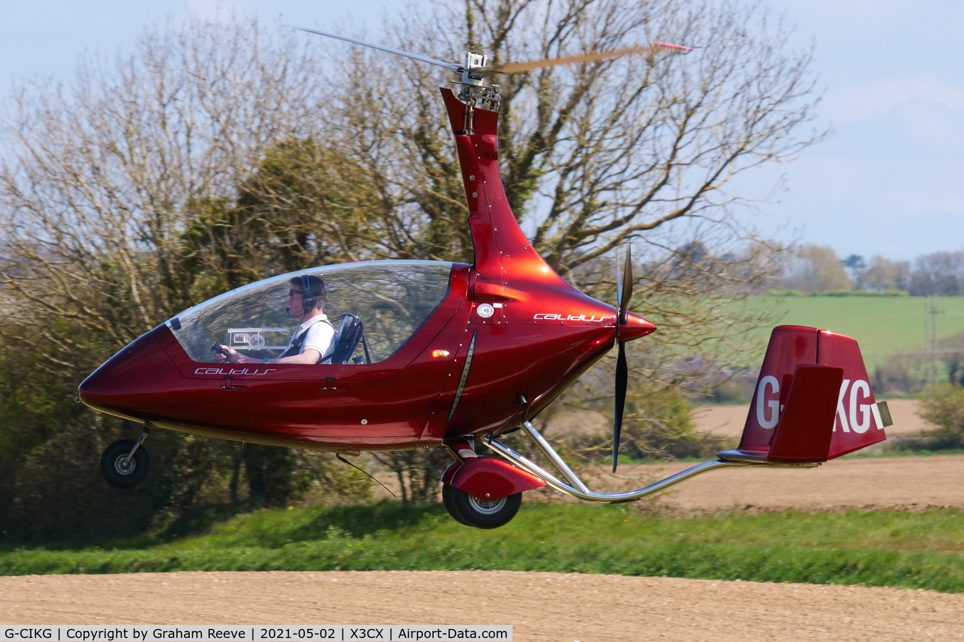 G-CIKG, 2014 RotorSport UK Calidus C/N RSUK/CALS/024, Landing at Northrepps.