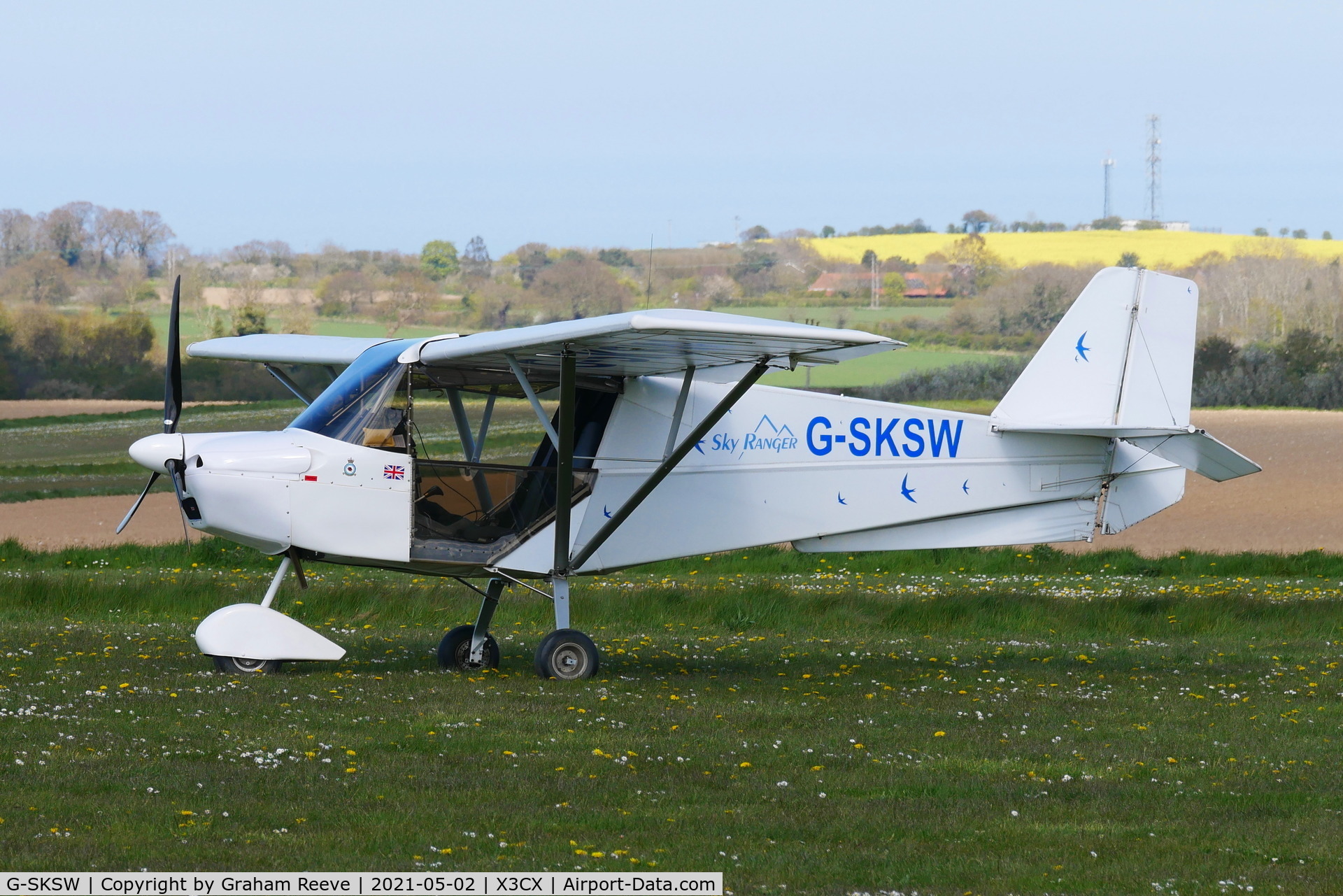 G-SKSW, 2007 Skyranger Swift 912S(1) C/N BMAA/HB/553, Seen at Northrepps with the wheel spats removed from the main under carriage.