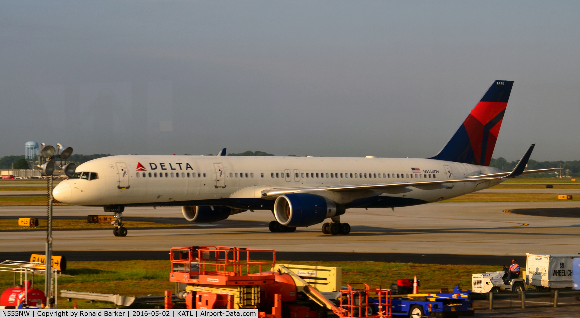 N555NW, 2002 Boeing 757-251 C/N 33391, Taxi to gate Atlanta