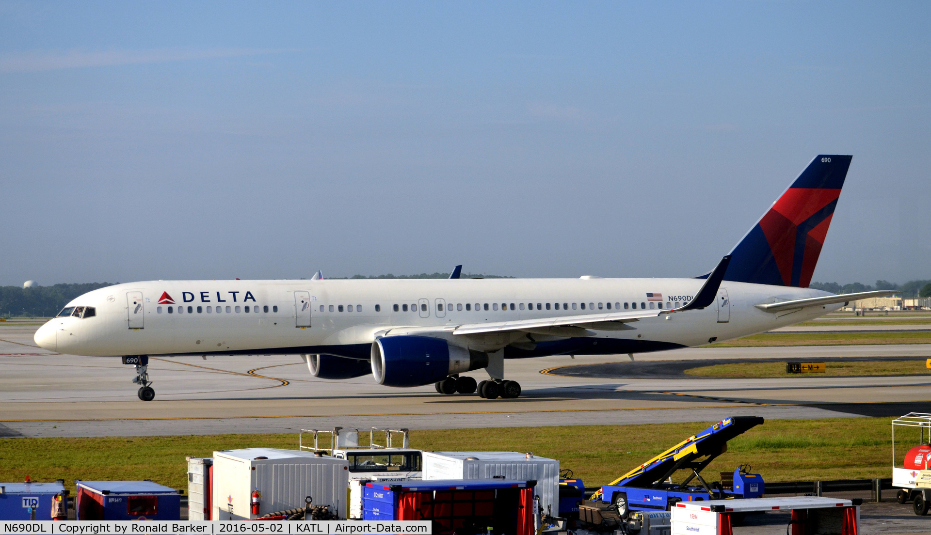 N690DL, 1998 Boeing 757-232 C/N 27585, Taxi Atlanta