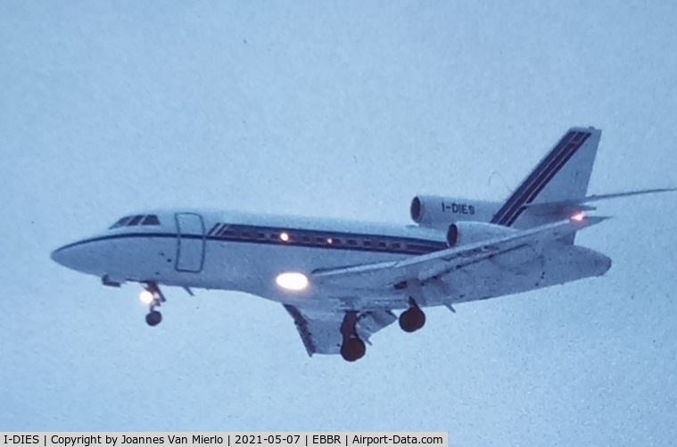 I-DIES, 1987 Dassault Falcon 900 C/N 30, Landing at Brussels in icy conditions mid´90s