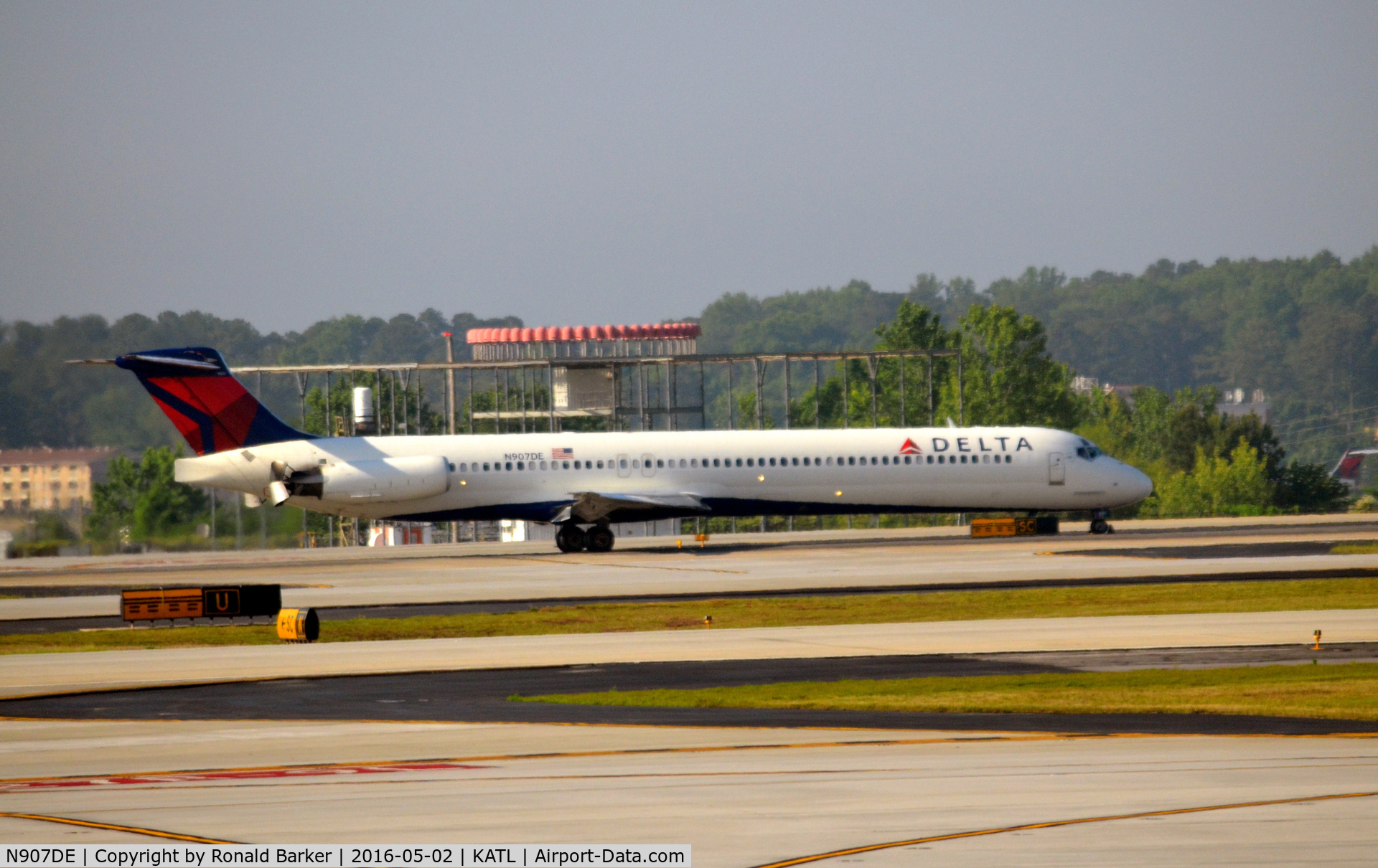 N907DE, 1992 McDonnell Douglas MD-88 C/N 53416, Landing roll Atlanta