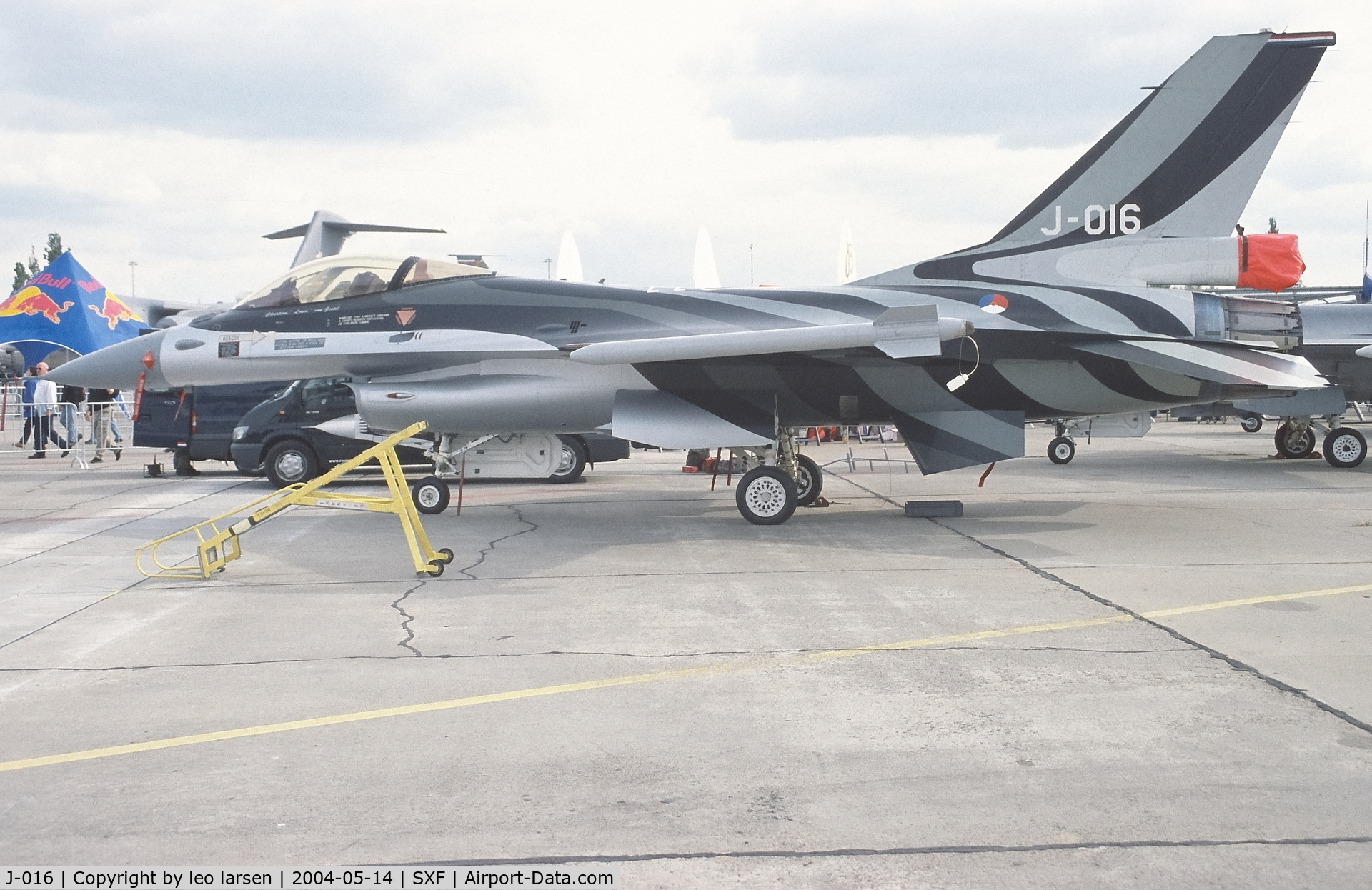 J-016, General Dynamics F-16AM Fighting Falcon C/N 6D-172, Berlin ILA 14.5.2004
