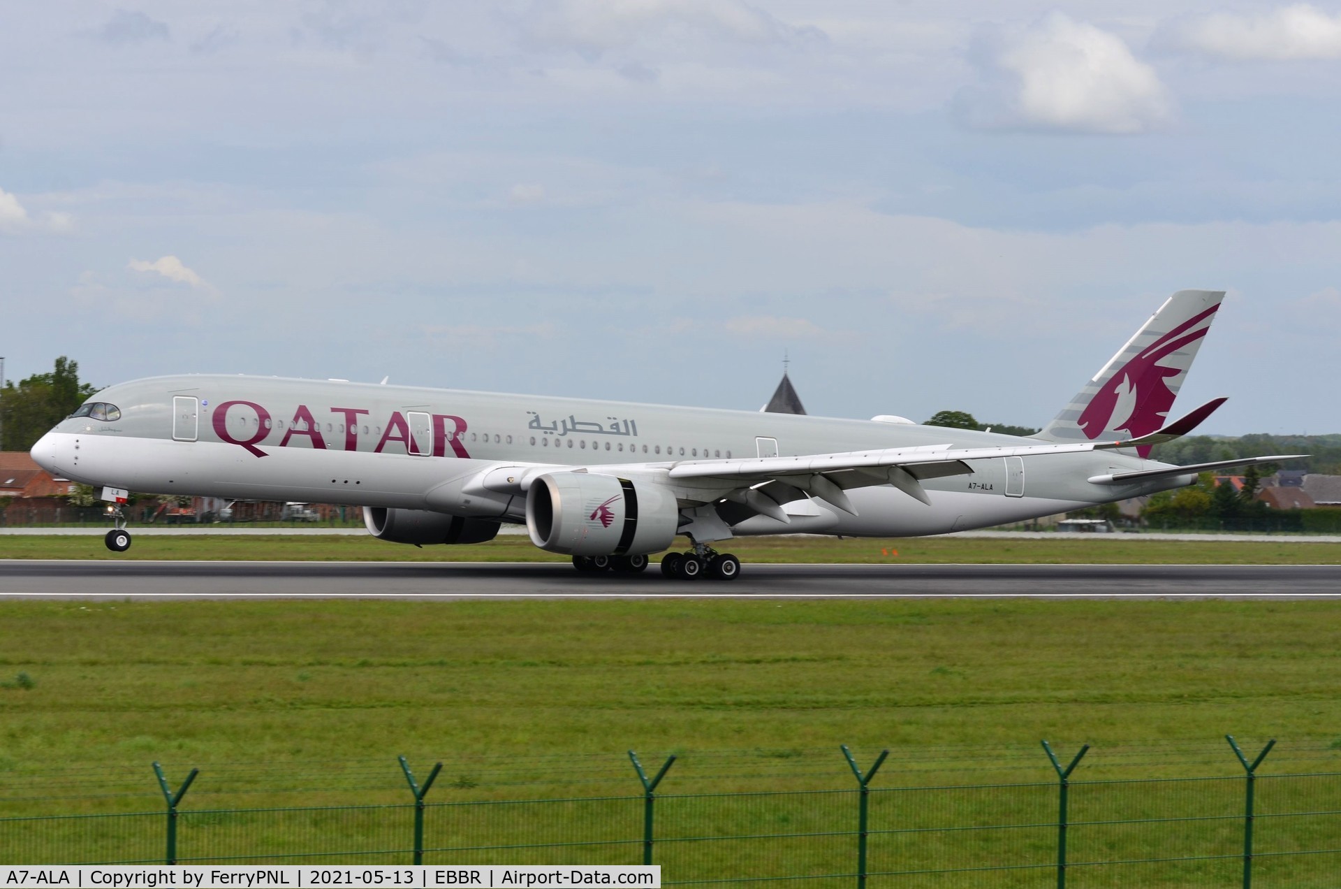 A7-ALA, 2014 Airbus A350-941 C/N 006, Qatar A351 landing