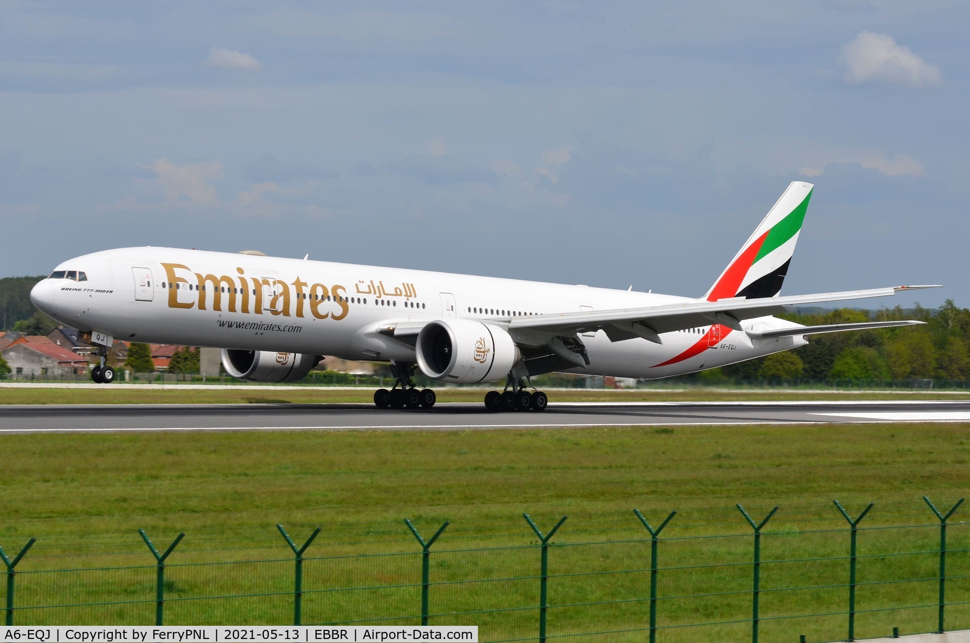 A6-EQJ, 2017 Boeing 777-31H/ER C/N 42355, Landing of Emirates B773