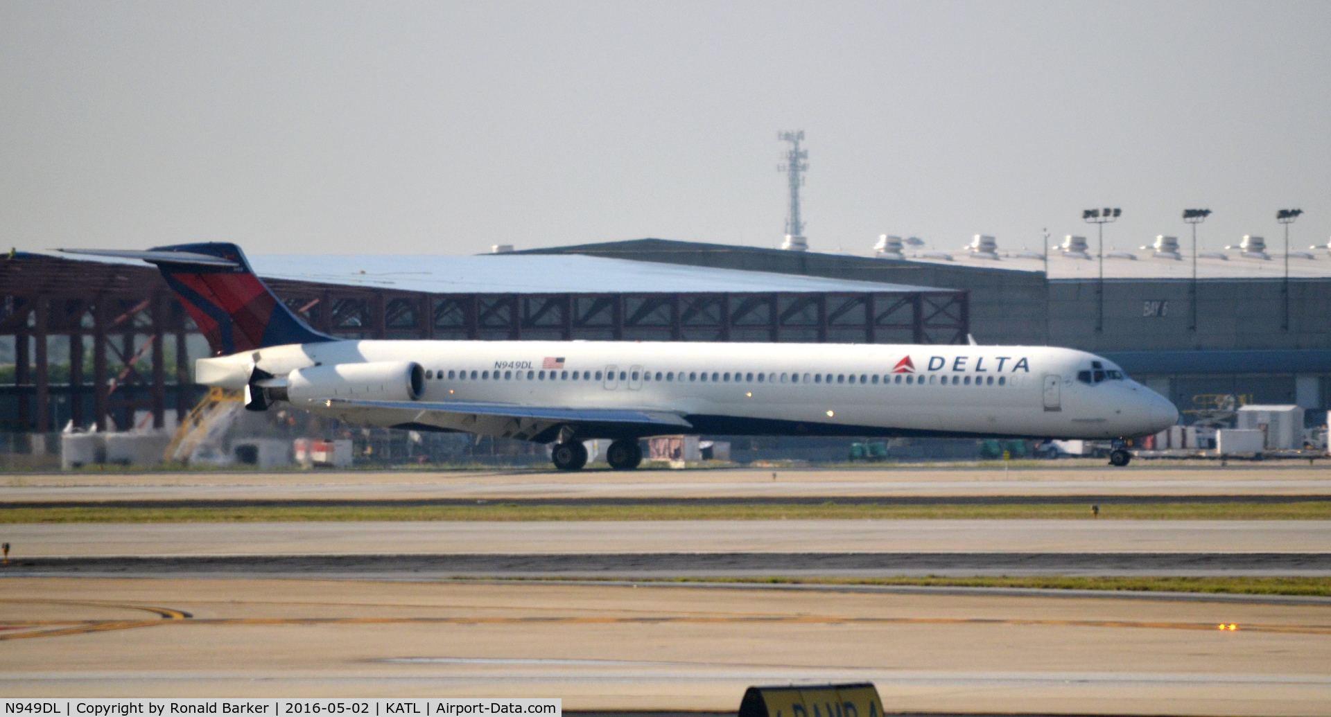 N949DL, 1990 McDonnell Douglas MD-88 C/N 49880, Landing Atlanta