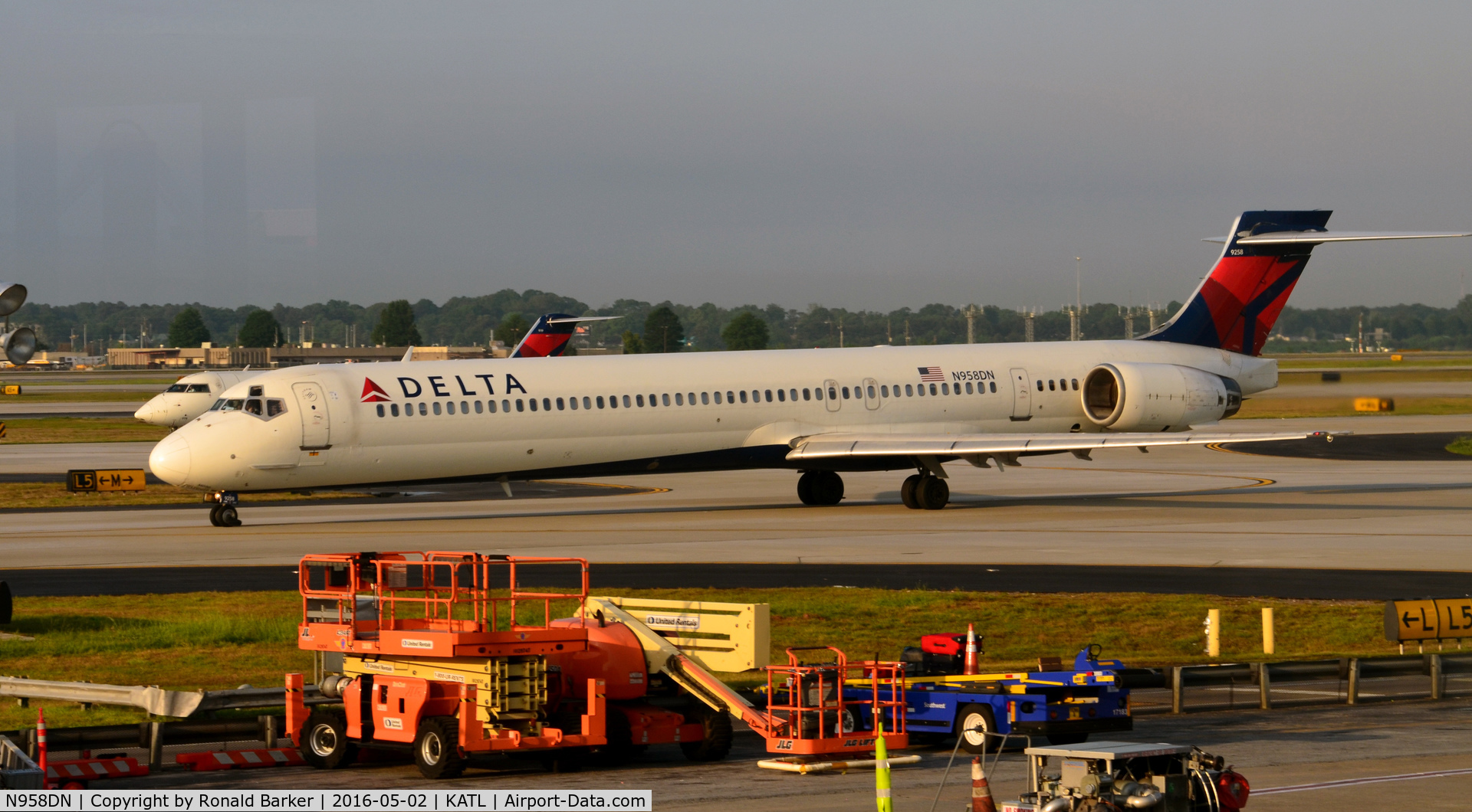 N958DN, McDonnell Douglas MD-90-30 C/N 53528, Taxi for takeoff Atlanta