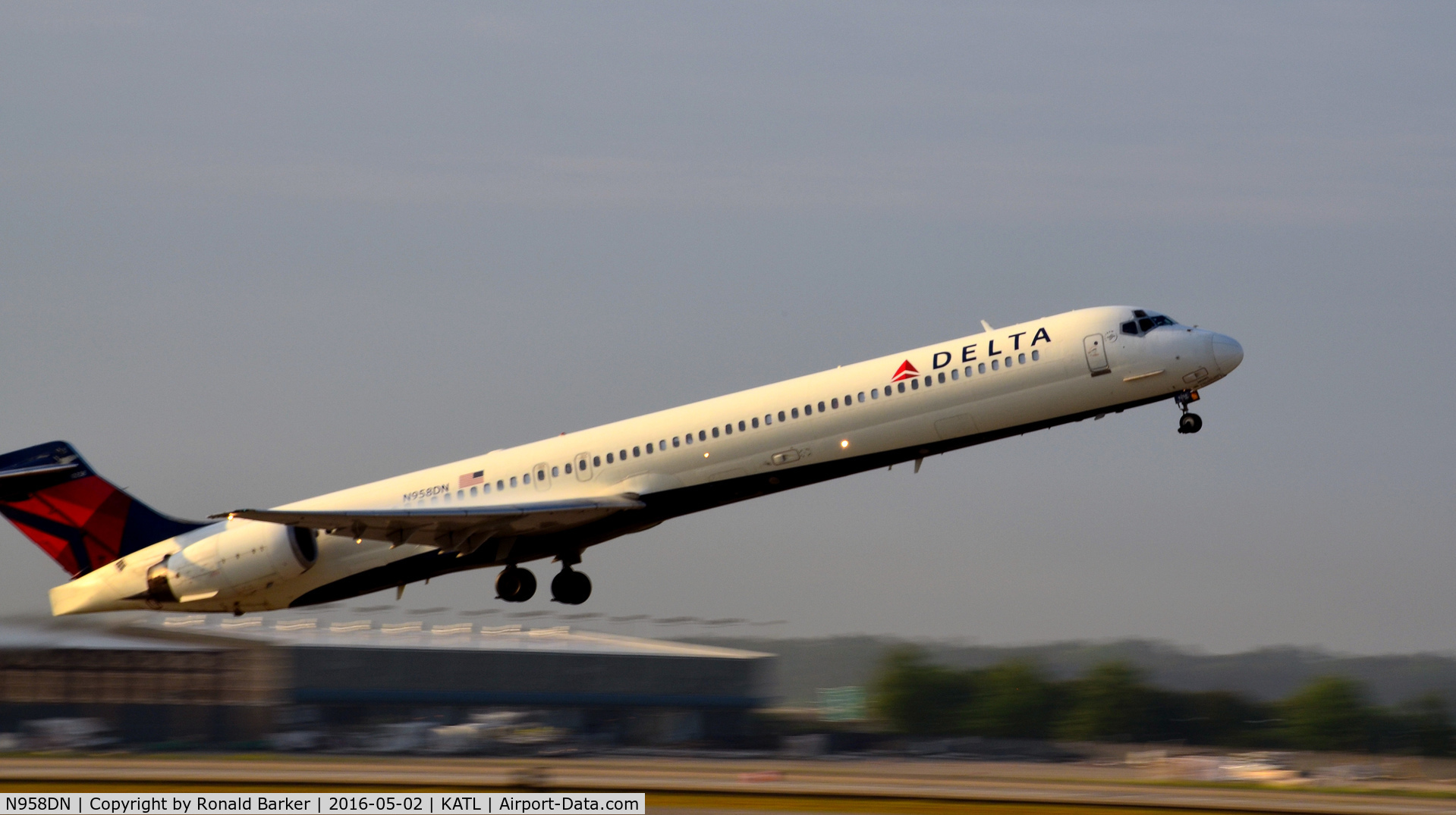 N958DN, McDonnell Douglas MD-90-30 C/N 53528, Takeoff Atlanta