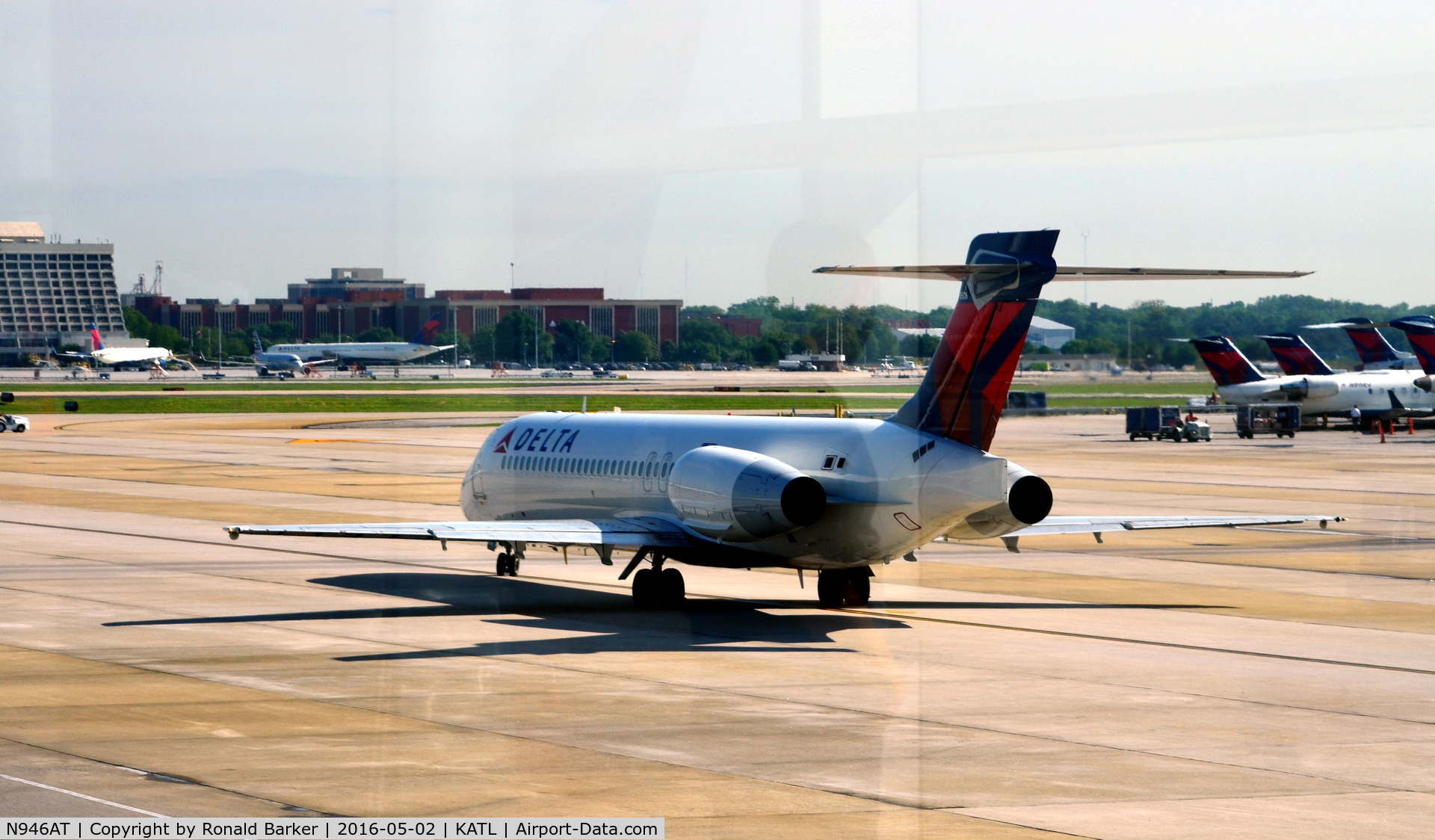 N946AT, 1999 Boeing 717-200 C/N 55009, Taxi to takeoff Atlanta