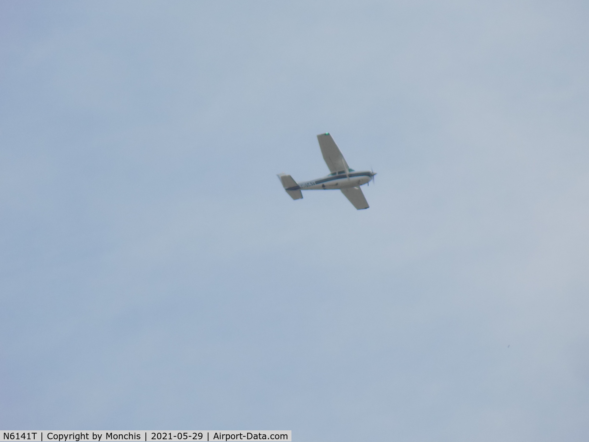 N6141T, 1982 Cessna TR182 Turbo Skylane RG C/N R18201918, Picture of a Cessna cruising at 2,000