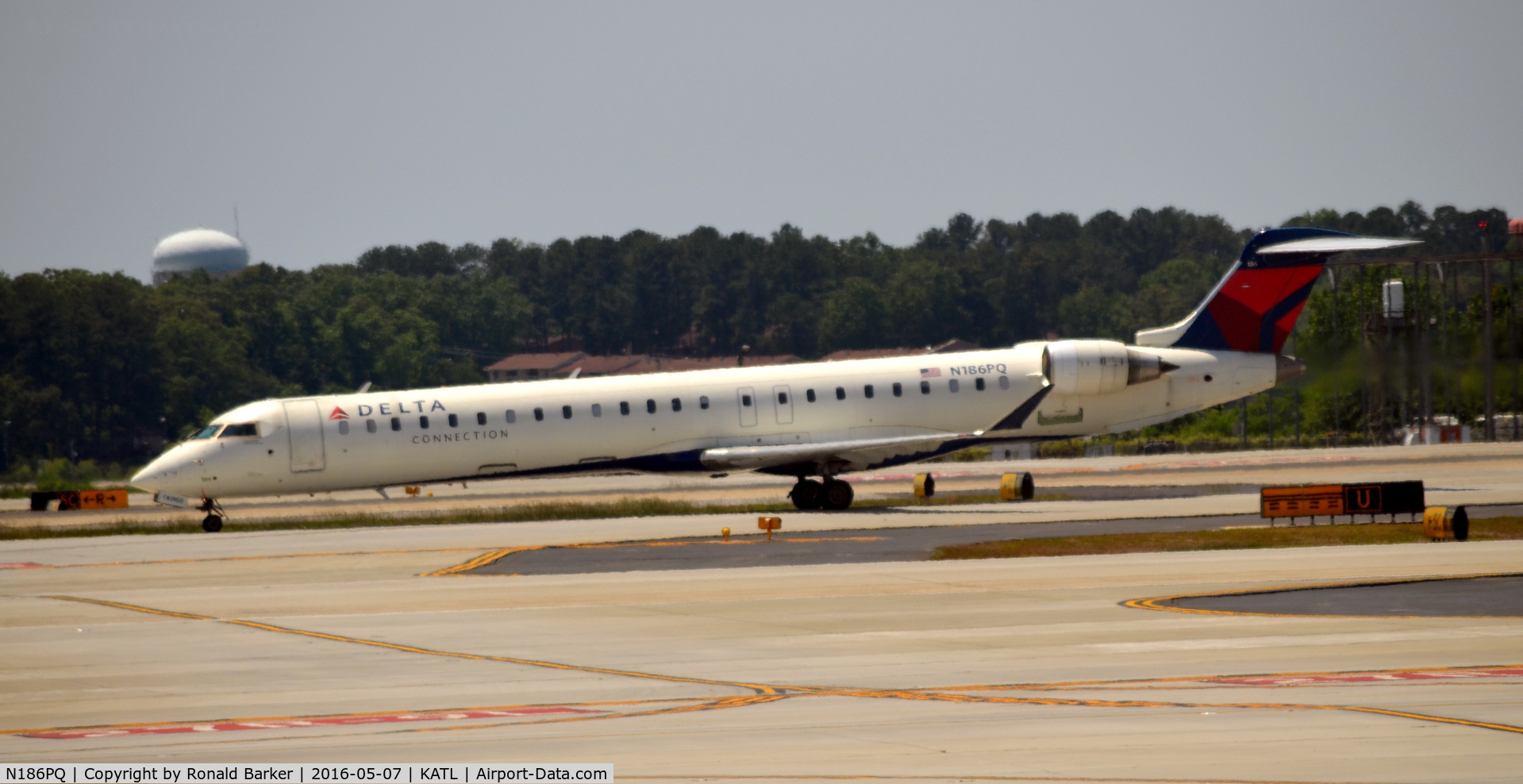 N186PQ, 2008 Bombardier CRJ-900ER (CL-600-2D24) C/N 15186, Taxi to gate Atlanta