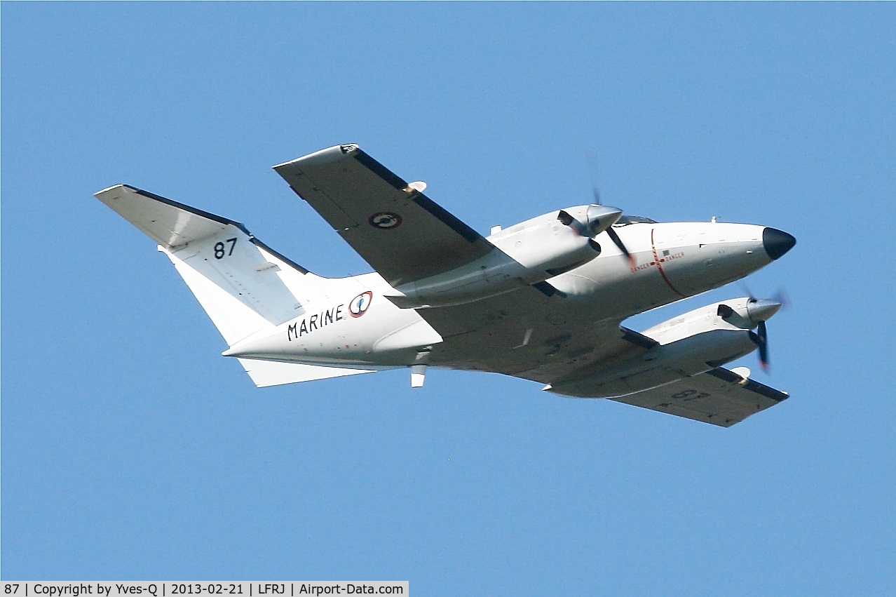 87, Embraer EMB-121AN Xingu C/N 121-087, Embraer EMB-121AA Xingu, Take off rwy 08, Landivisiau Naval Air Base (LFRJ)