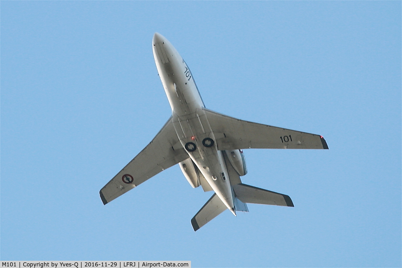 M101, 1977 Dassault Falcon 10MER C/N 101, Dassault Falcon 10 MER, Take off rwy 08, Landivisiau Naval Air Base (LFRJ)
