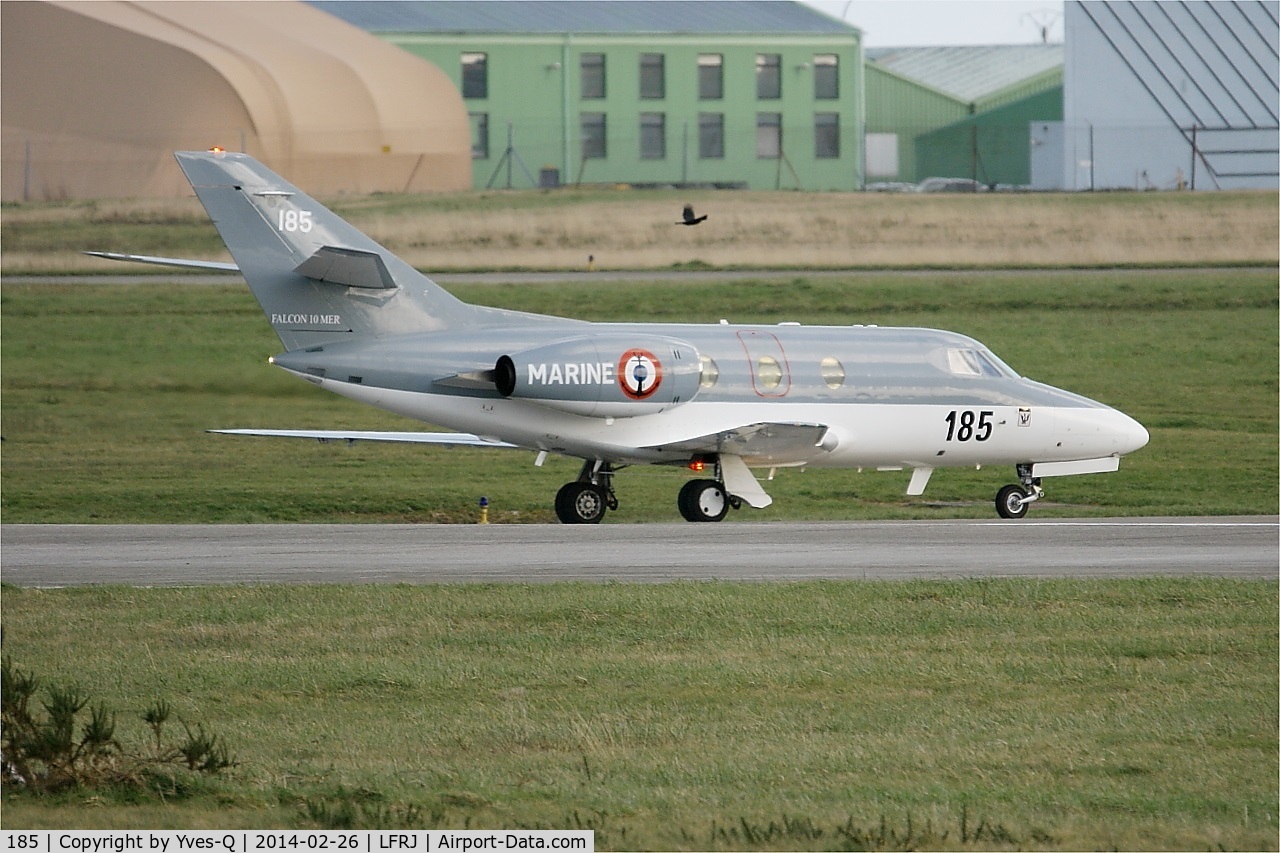 185, Dassault Falcon 10MER C/N 185, Dassault Falcon 10MER, Taxiing rwy 26, Landivisiau Naval Air Base (LFRJ)