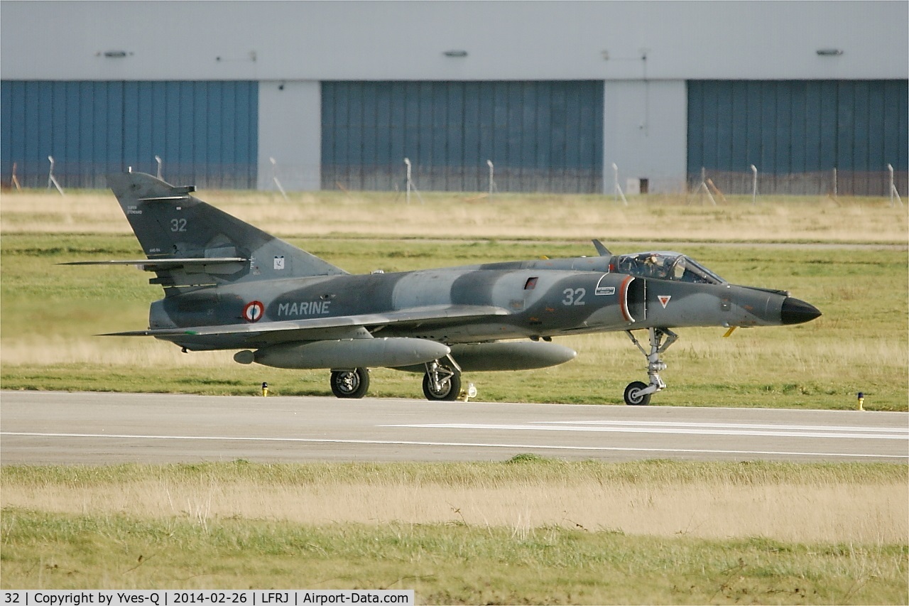 32, Dassault Super Etendard C/N 32, Dassault Super Etendard M (SEM), Taxiing rwy 26, Landivisiau Naval Air Base (LFRJ)