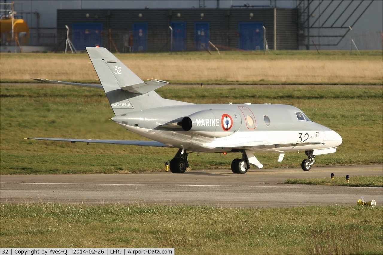 32, 1974 Dassault Falcon 10MER C/N 32, Dassault Falcon 10MER, Taxiing rwy 26, Landivisiau Naval Air Base (LFRJ)