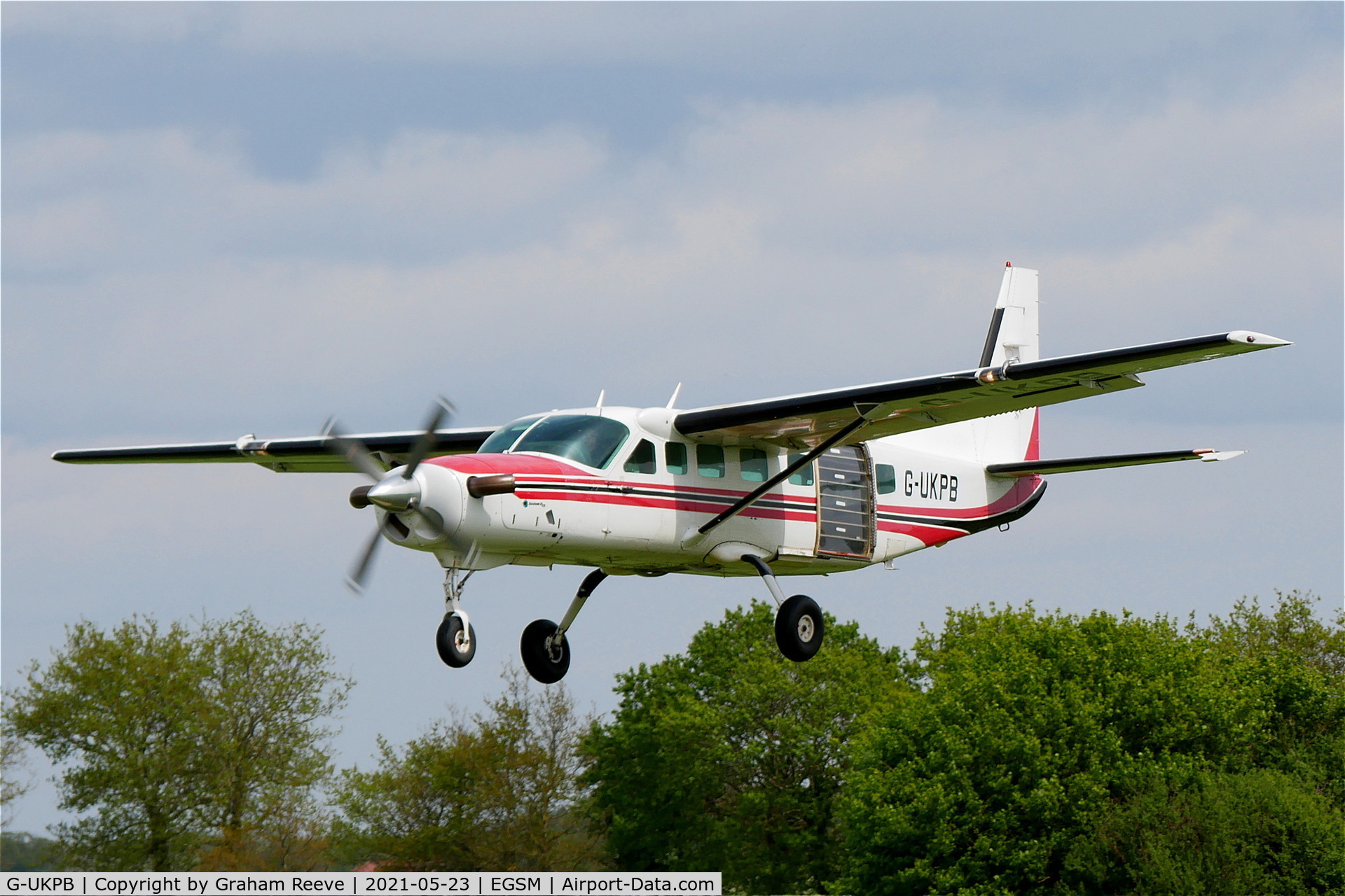 G-UKPB, 1997 Cessna 208B Grand Caravan C/N 208B-0629, Landing at Beccles.