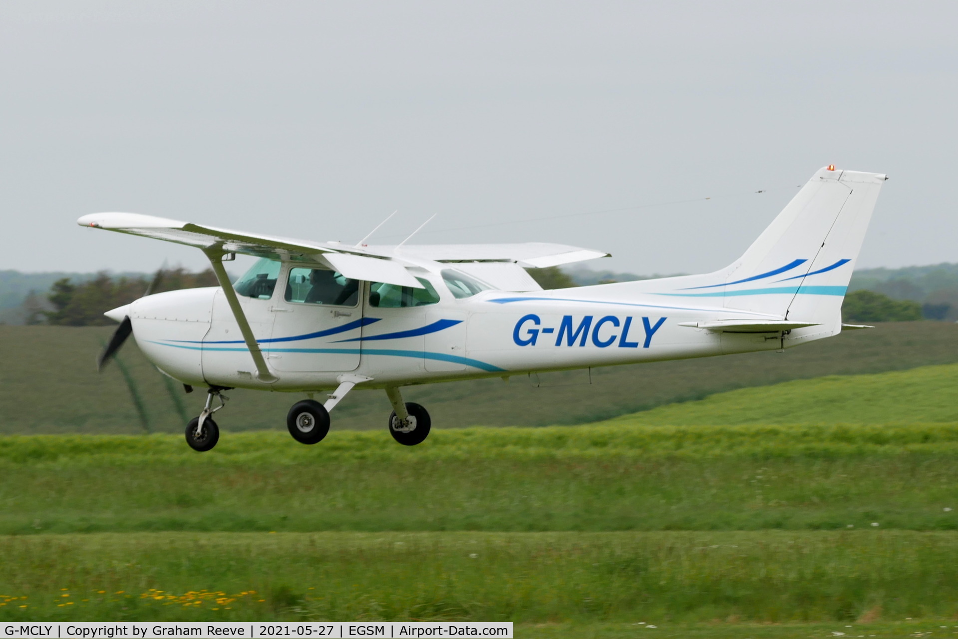 G-MCLY, 1982 Cessna 172P C/N 172-75597, Landing at Beccles.