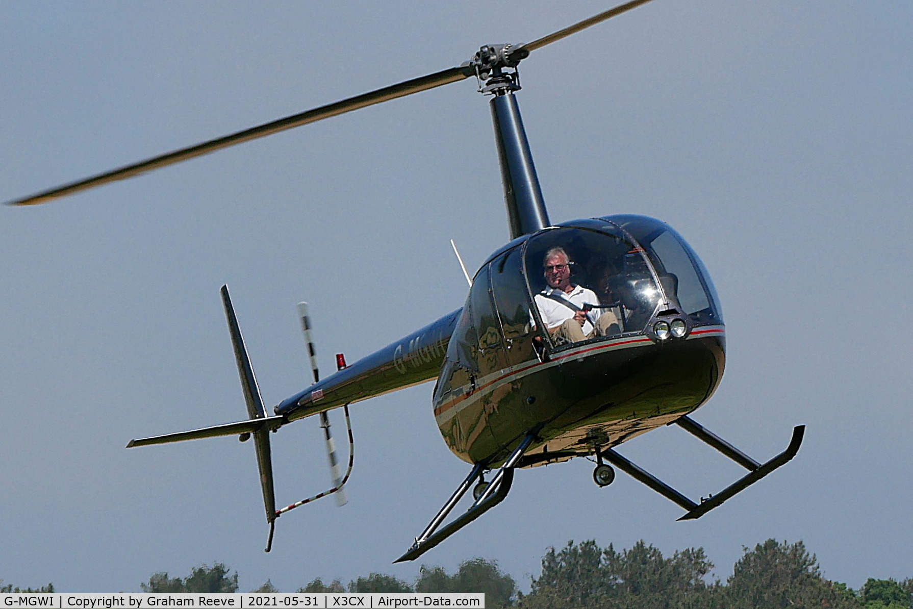 G-MGWI, 2000 Robinson R44 Astro C/N 0663, Landing at Northrepps.