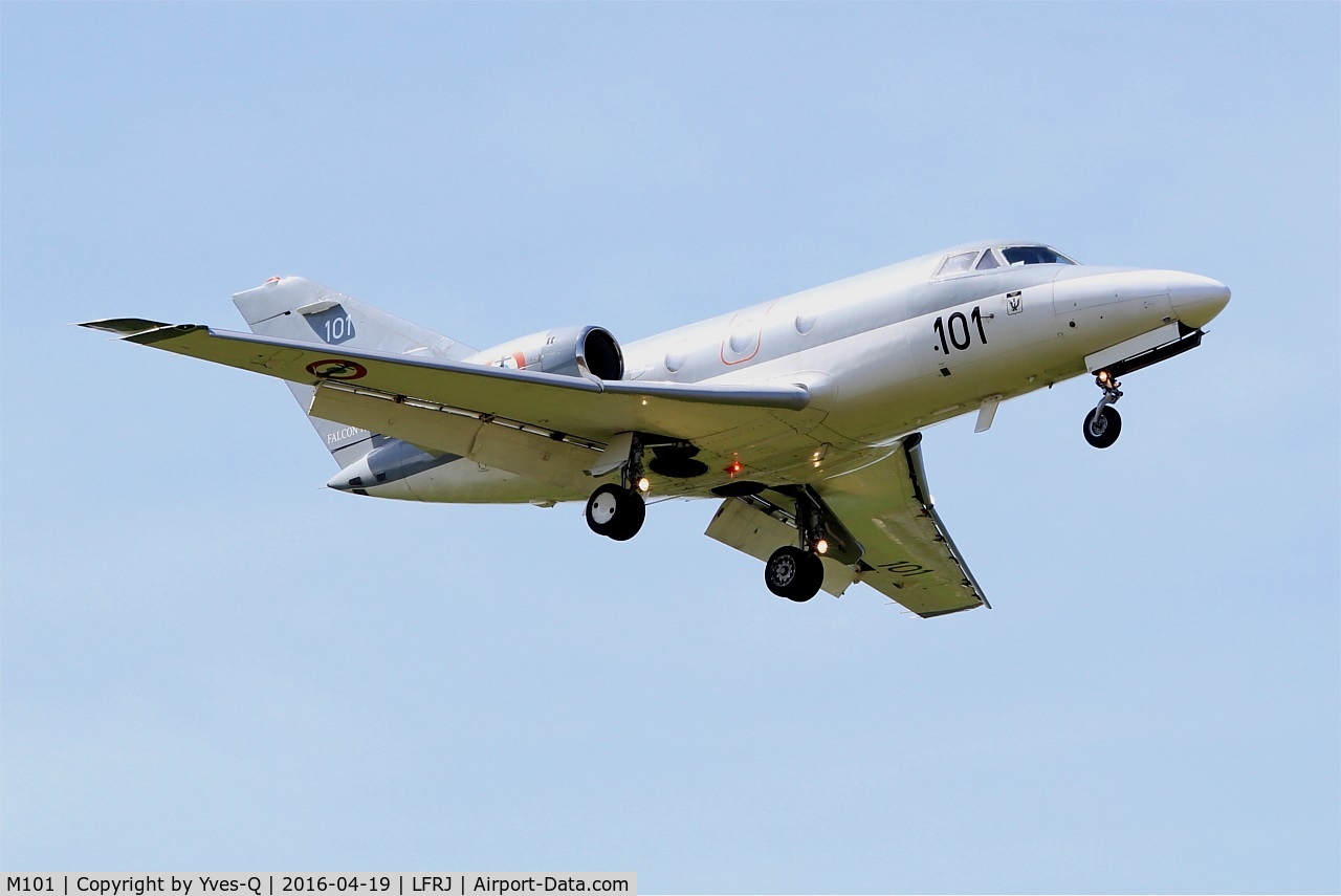 M101, 1977 Dassault Falcon 10MER C/N 101, Dassault Falcon 10 MER, Short approach rwy 08, Landivisiau Naval Air Base (LFRJ)