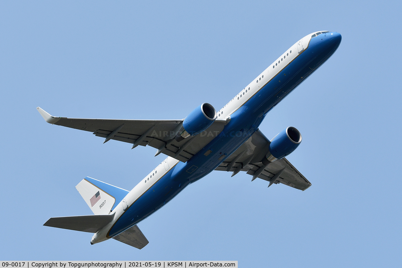 09-0017, 1994 Boeing C-32A (757-200) C/N 26272, Backup to Biden's AF1 departs