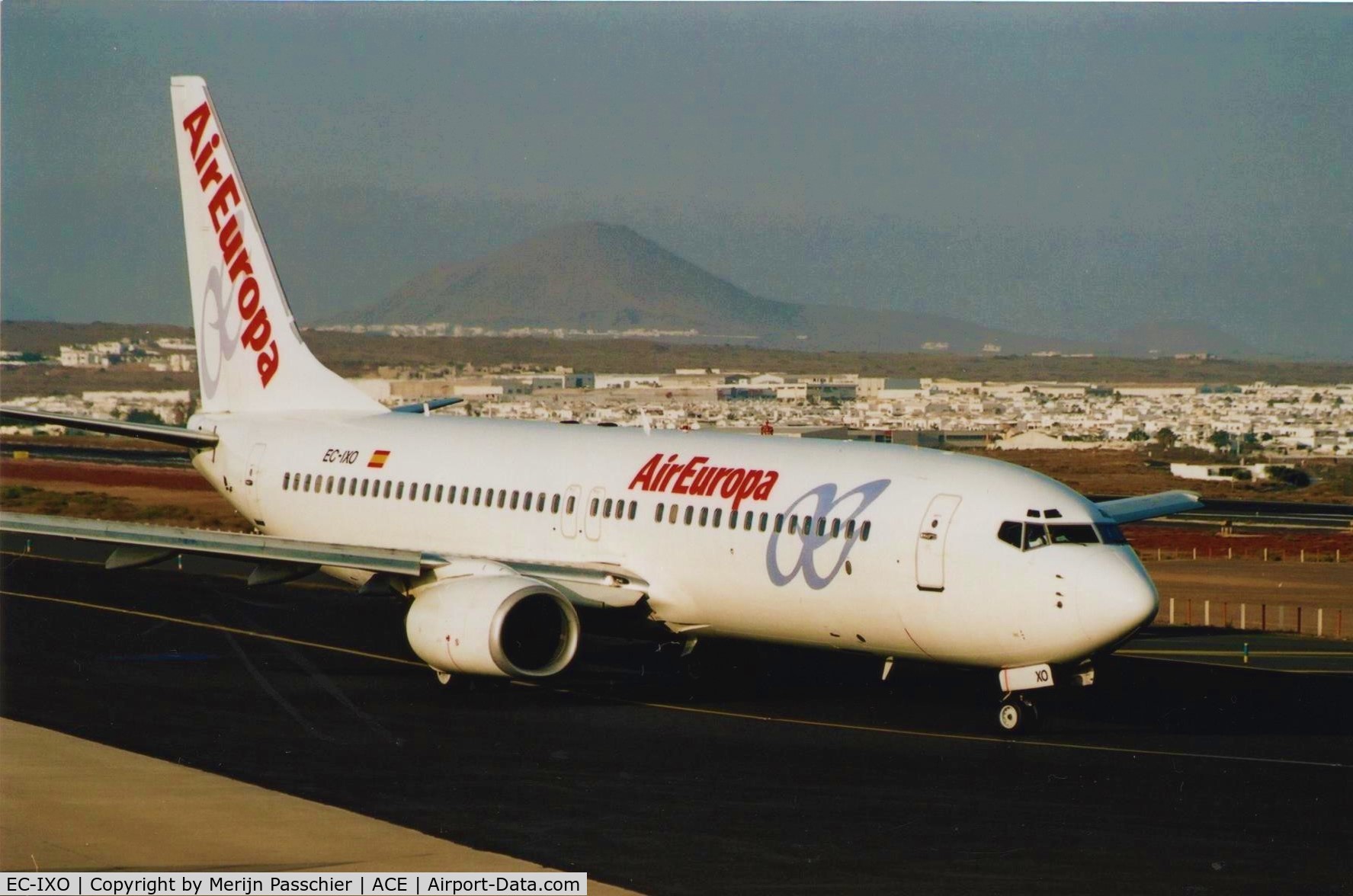 EC-IXO, 2000 Boeing 737-883 C/N 30467, bought slide