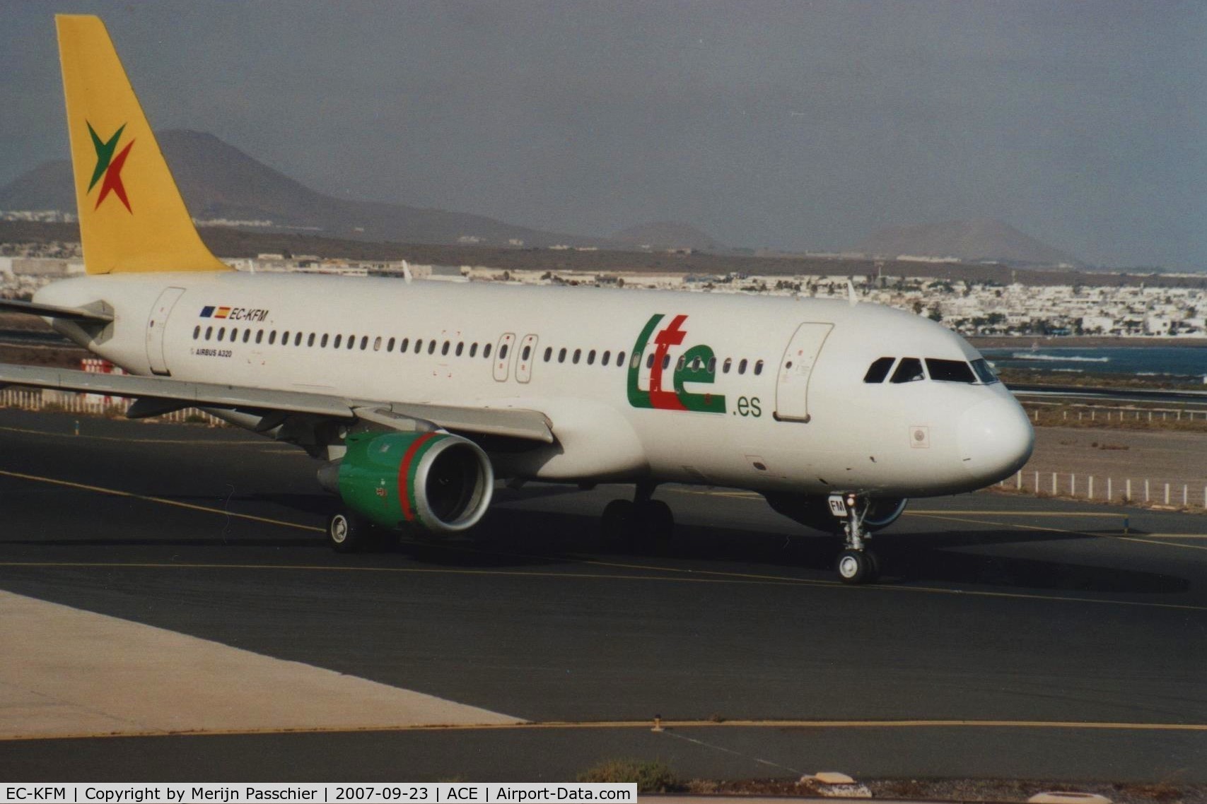 EC-KFM, 1989 Airbus A320-212 C/N 88, bought Photo