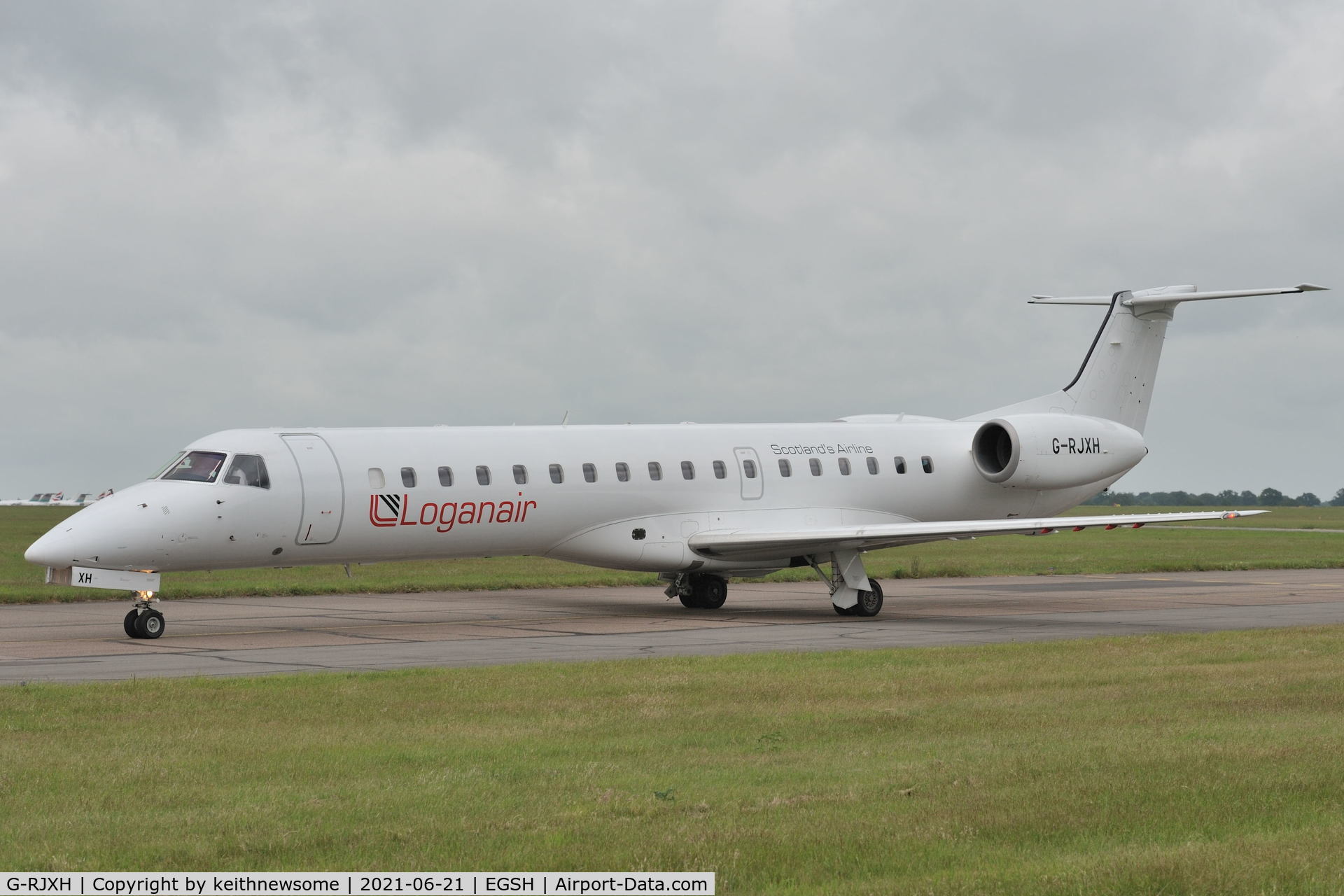 G-RJXH, 2001 Embraer EMB-145EP (ERJ-145EP) C/N 145442, Leaving Norwich for Aberdeen.