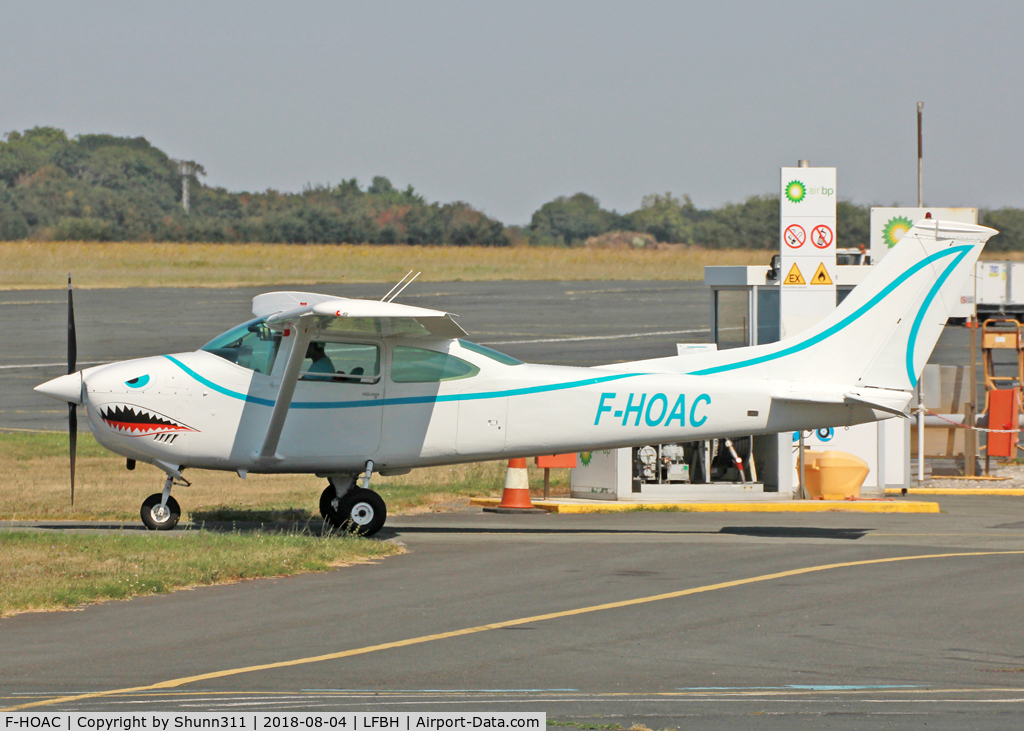 F-HOAC, 1973 Cessna 182P Skylane C/N 182-62267, Taxiing for a new paratrooping flight