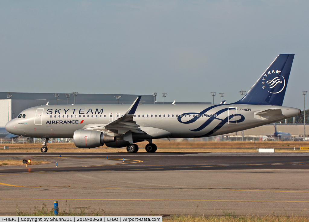 F-HEPI, 2017 Airbus A320-214 C/N 7713, Ready for take off from rwy 14L in Skyteam c/s