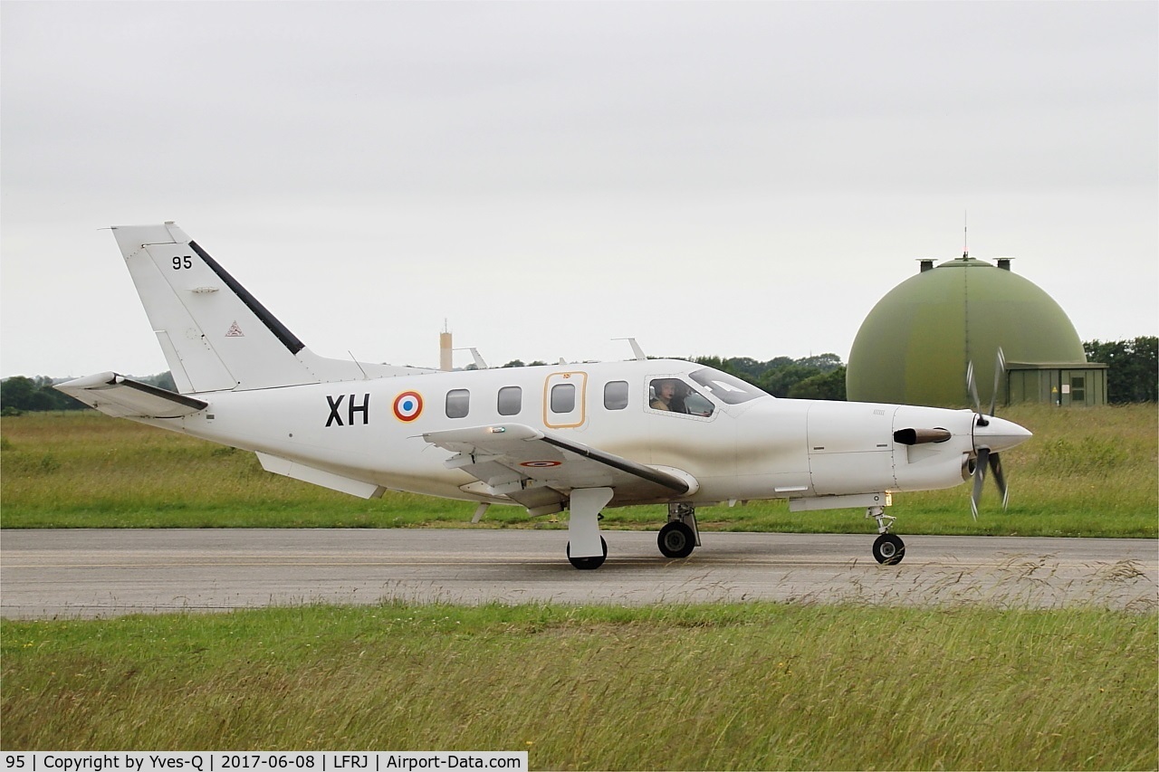 95, Socata TBM-700A C/N 95, Socata TBM-700A, Taxiing to holding point rwy 26, Landivisiau Naval Air Base (LFRJ) Tiger Meet 2017