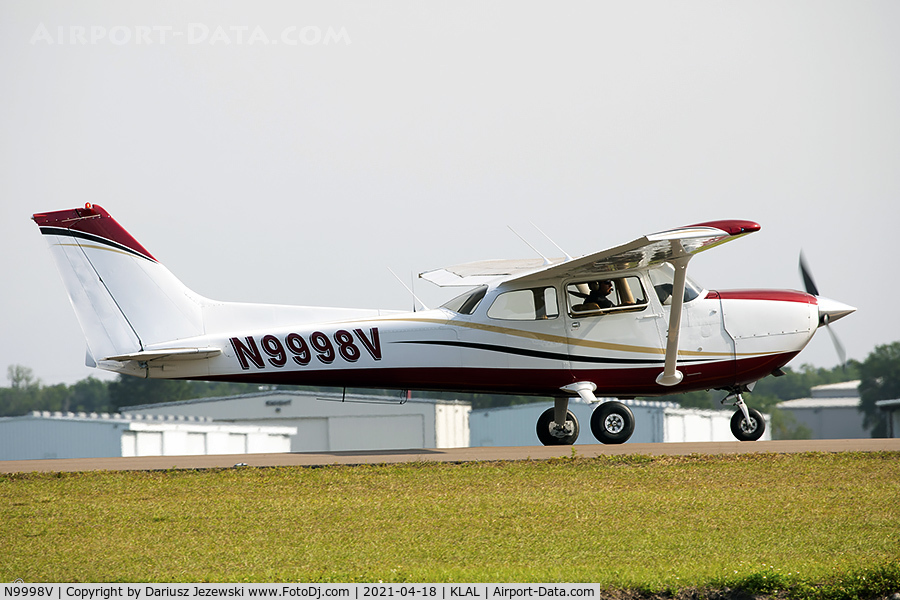 N9998V, 1977 Cessna R172K Hawk XP C/N R1722361, Cessna R172K Hawk XP  C/N R1722361, N9998V