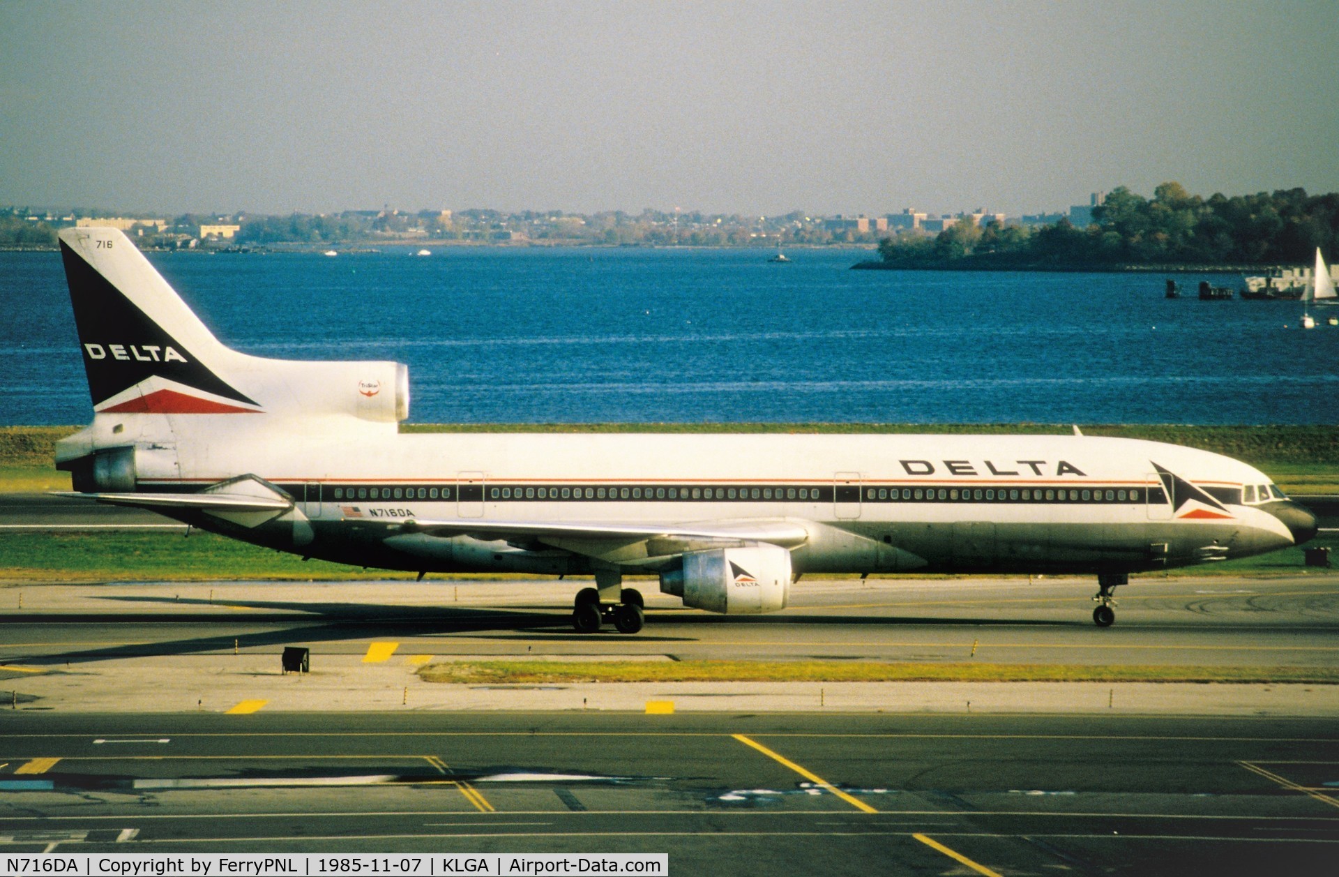 N716DA, 1974 Lockheed L-1011-385-1 TriStar 1 C/N 193C-1095, Delta TriStar taxying past