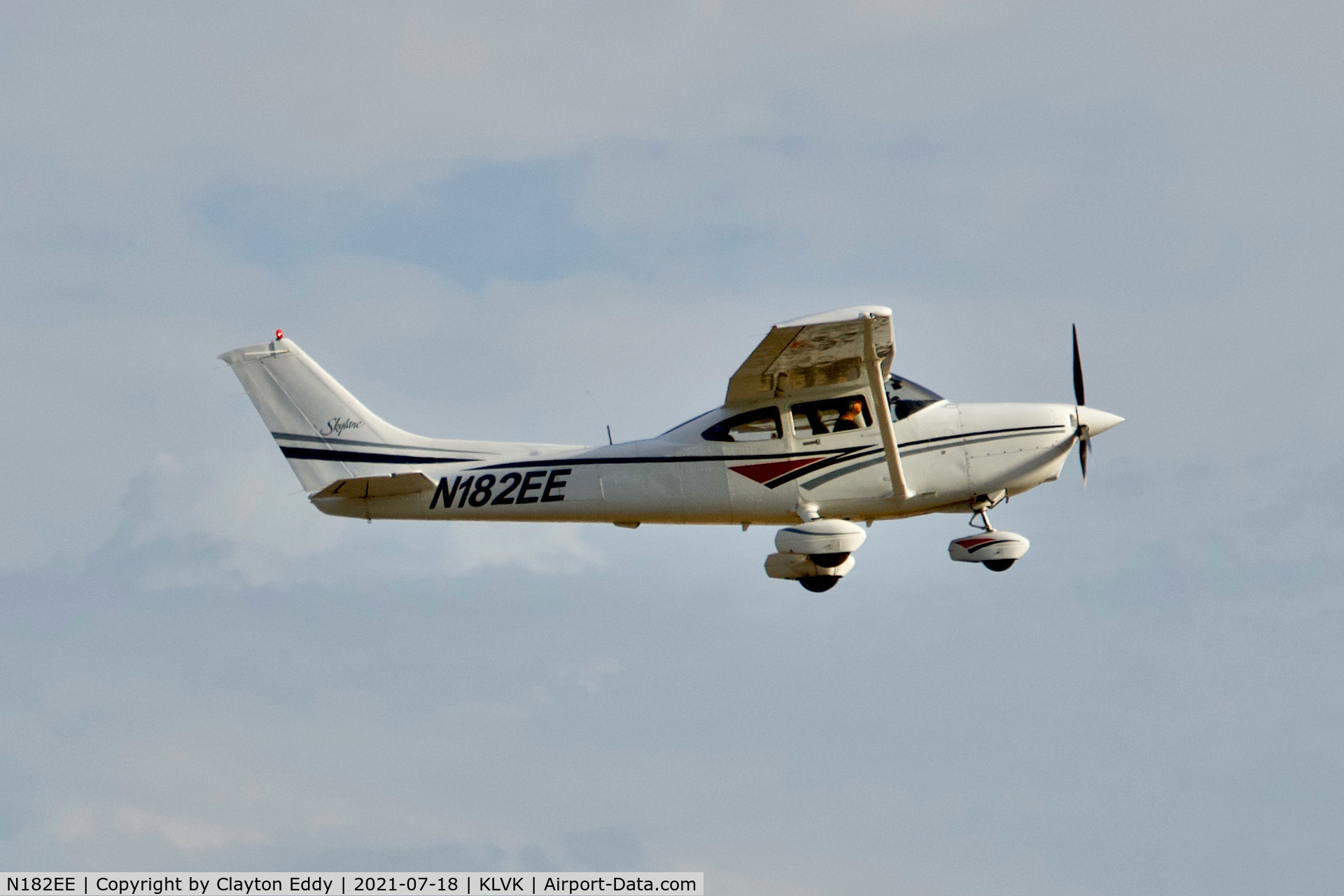 N182EE, 1998 Cessna 182S Skylane C/N 18280295, Livermore Airport California 2021.