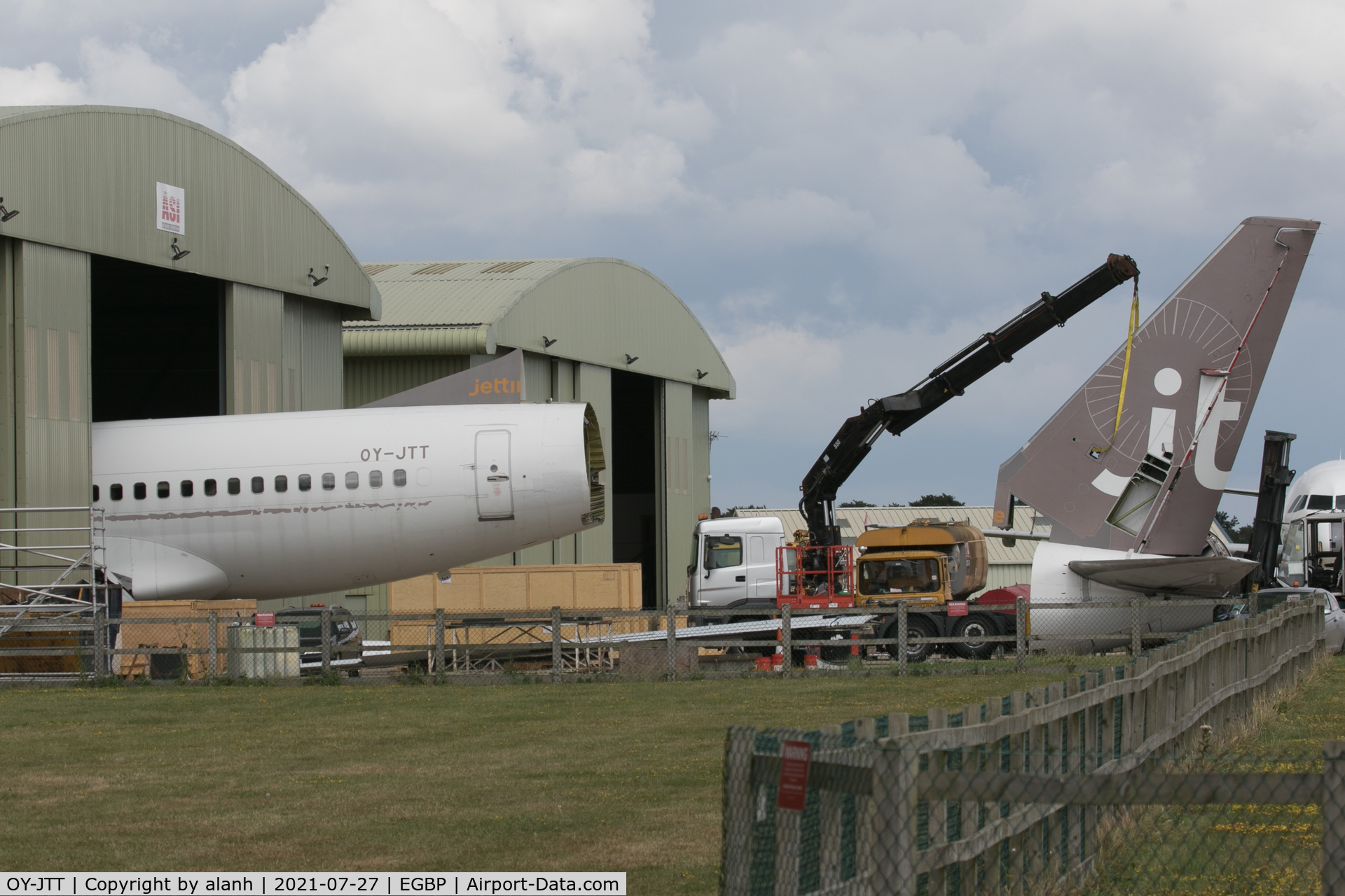 OY-JTT, 1999 Boeing 737-73S C/N 29079, Parting out at Kemble