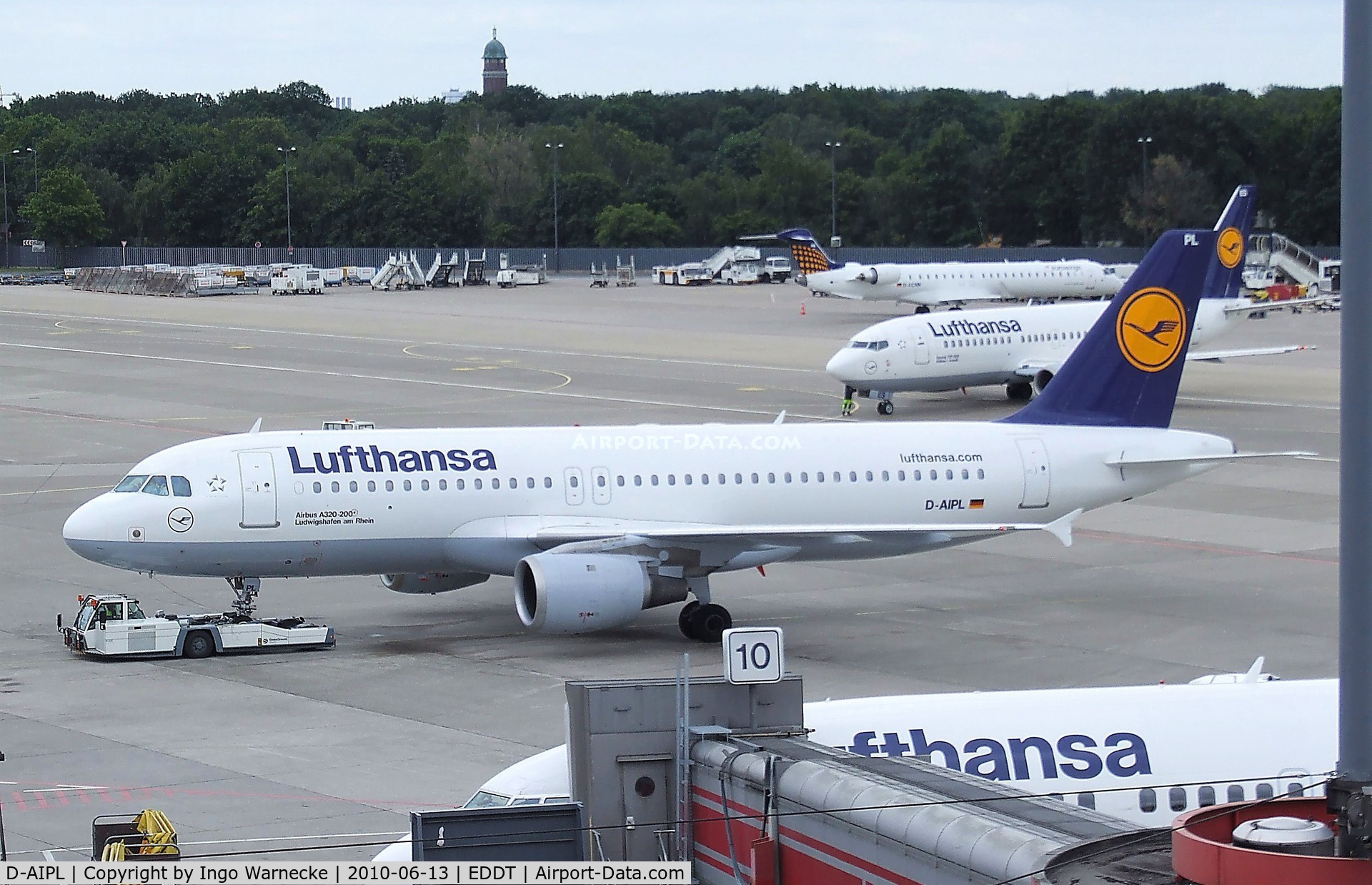 D-AIPL, 1989 Airbus A320-211 C/N 094, Airbus A320-211 of Lufthansa at Berlin/Tegel airport