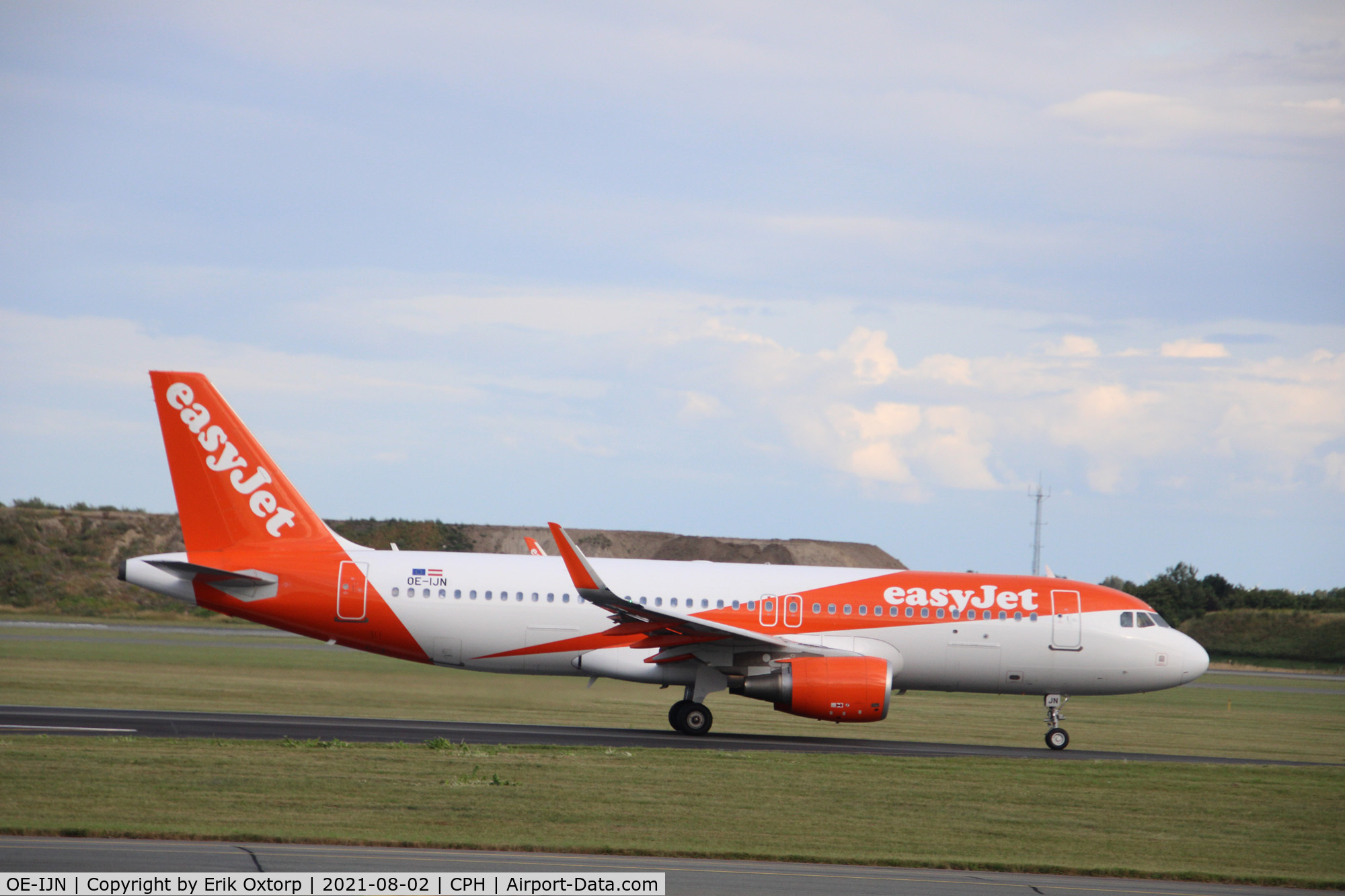 OE-IJN, 2015 Airbus A320-214 C/N 6834, OE-IJN taking off rw 22R