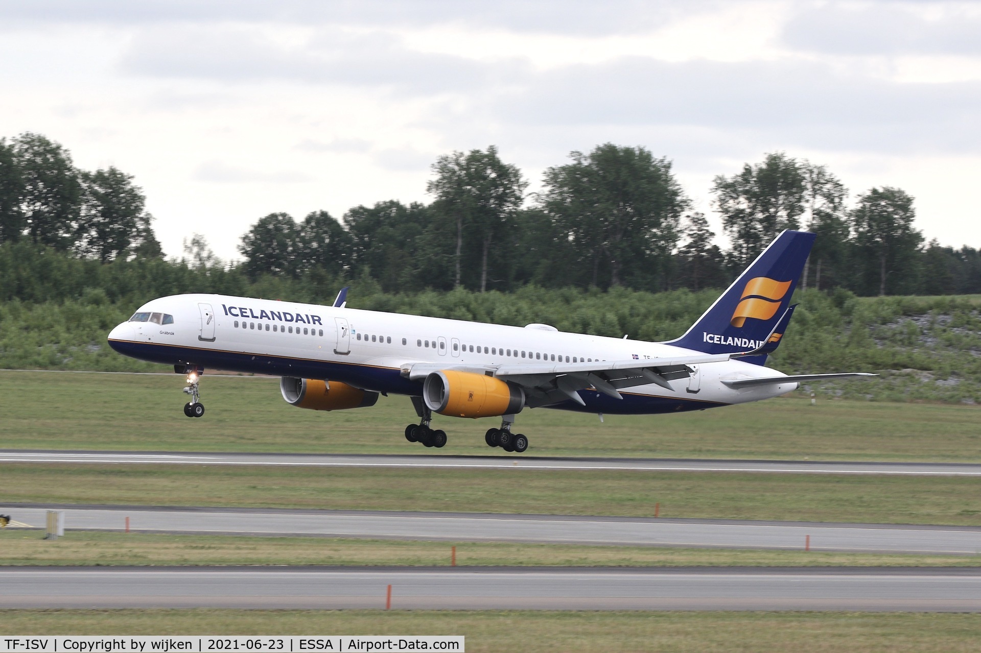 TF-ISV, 1999 Boeing 757-256 C/N 26247, RWY 01R