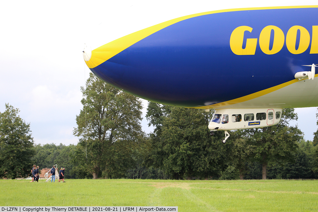 D-LZFN, 1997 Zeppelin LZ N07-100 C/N 001, Team of Zeppelin advertisement for Goodyear based in a field near Ruaudin 72 for the 24h le Mans. 19 to 23 August 2021.
5 km from le Mans airport LFRM.
Approach for landing, the engines are pointed upwards.