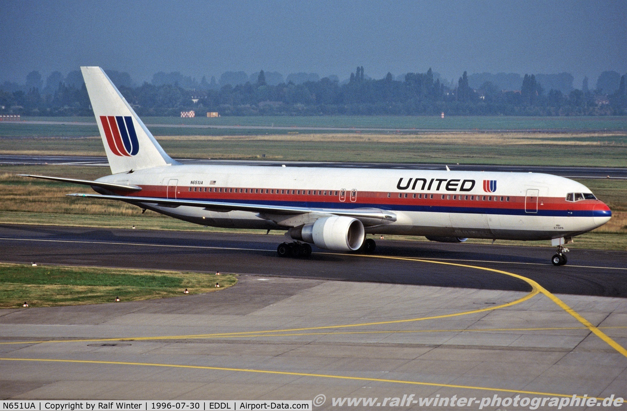 N651UA, 1992 Boeing 767-322 C/N 25389, Boeing 767-322(ER) - United Airlines - 25389 - N651UA - 30.07.1996 - DUS