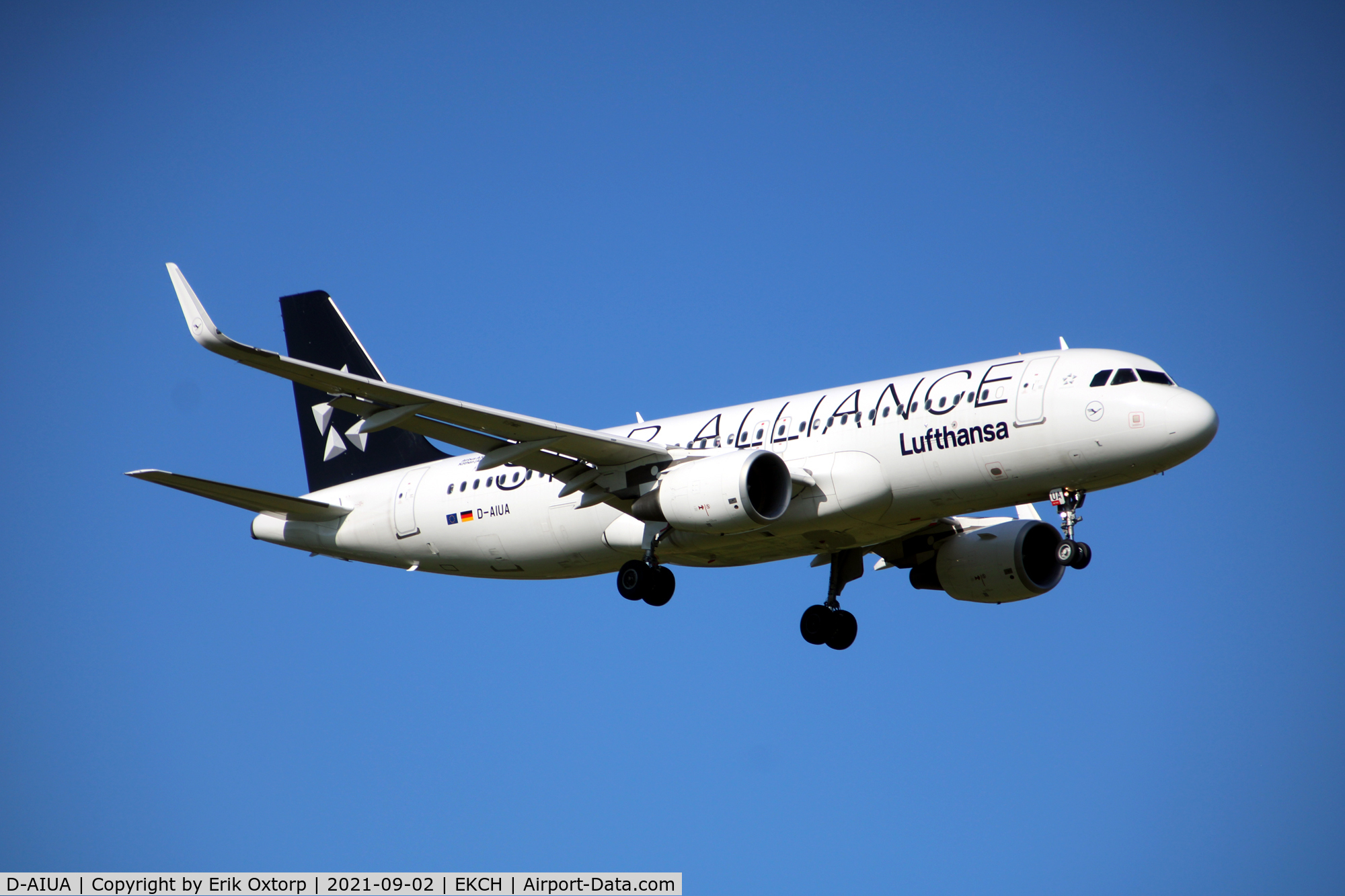 D-AIUA, 2013 Airbus A320-214 C/N 5935, D-AIUA landing rw 04L