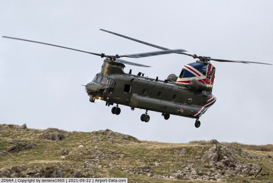 ZD984, Boeing Vertol Chinook HC.4 C/N MA041/M7015, Low level in Wales