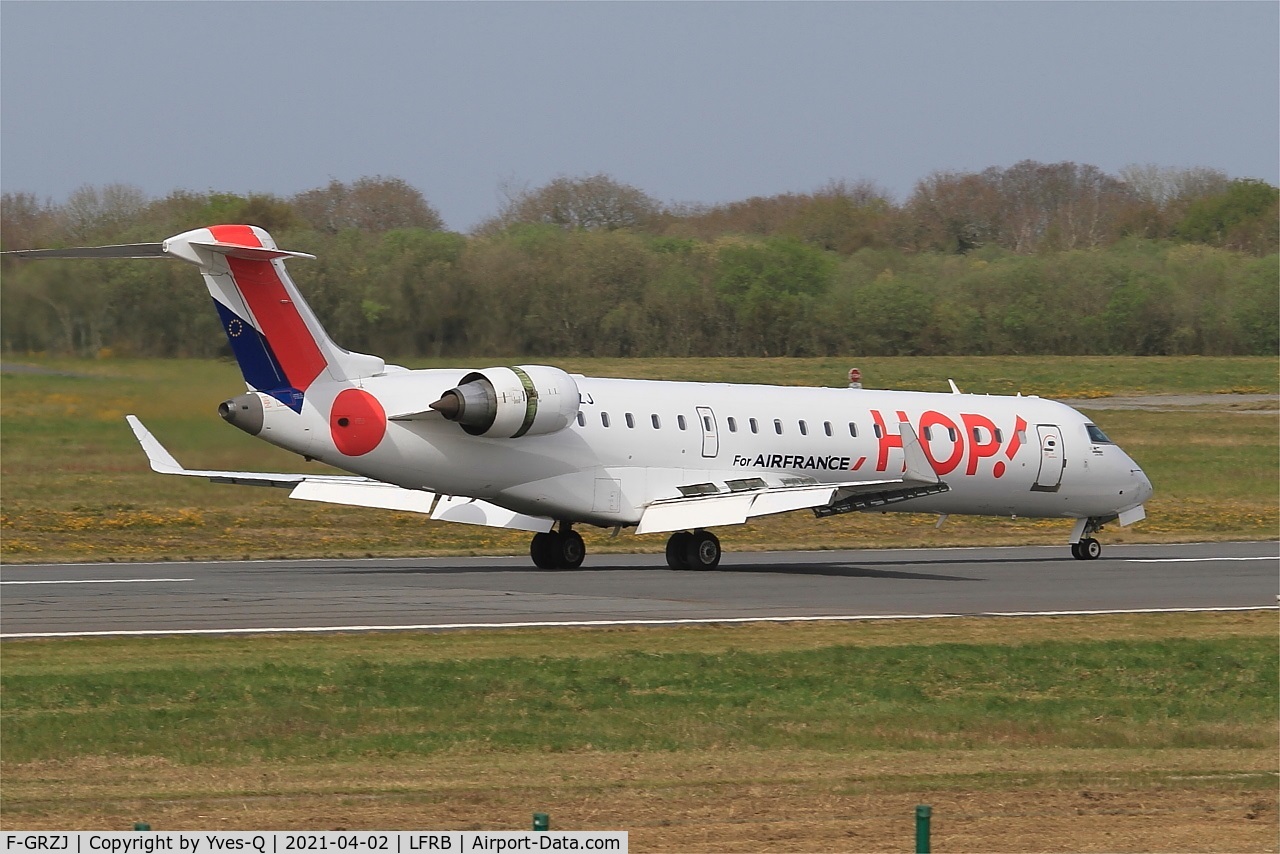 F-GRZJ, Canadair CRJ-702 (CL-600-2C10) Regional Jet C/N 10096, Canadair Regional Jet CRJ-702, Reverse thrust landing rwy 07R, Brest-Guipavas Airport (LFRB-BES)
