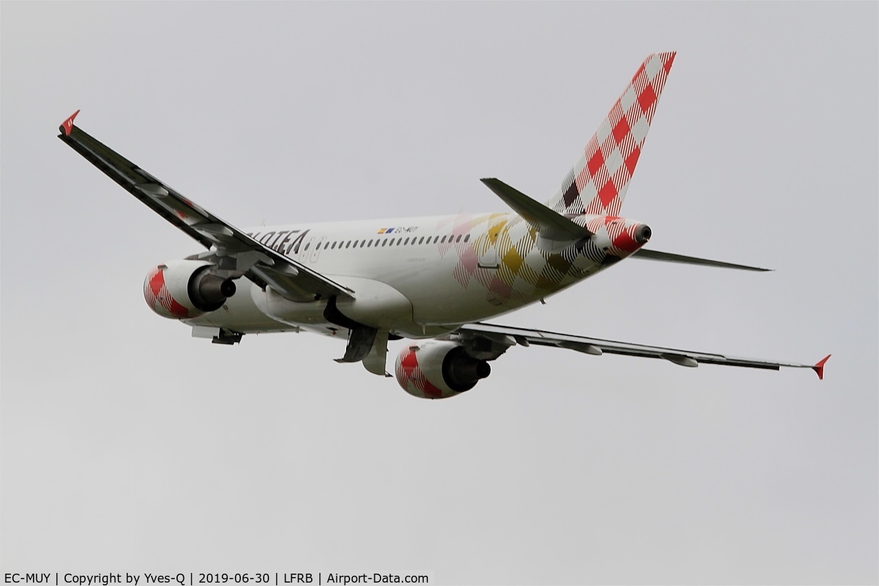 EC-MUY, 2003 Airbus A319-111 C/N 2050, Airbus A319-111, Climbing from rwy 25L, Brest-Bretagne airport (LFRB-BES)