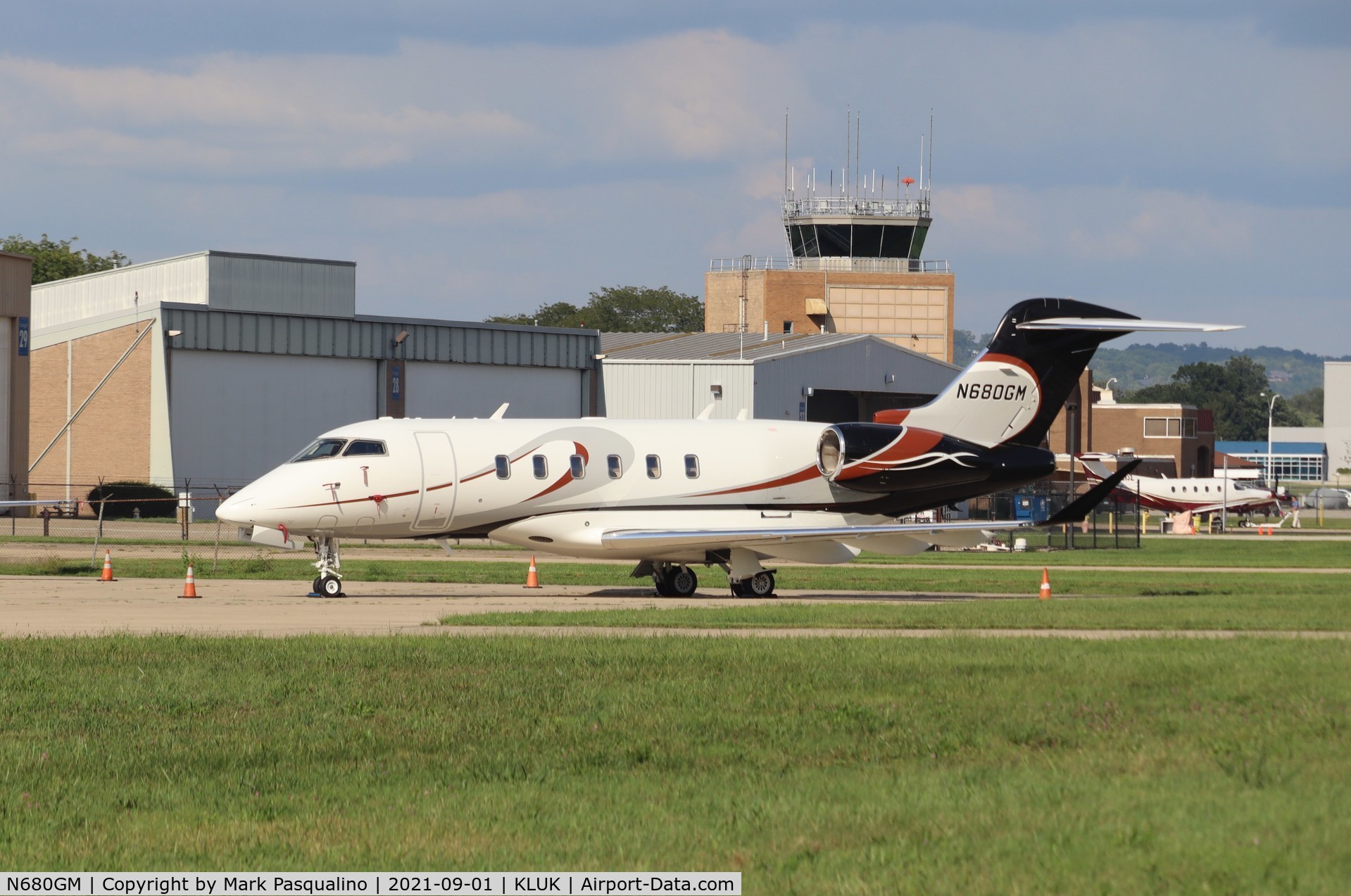 N680GM, 2016 Bombardier Challenger 350 (BD-100-1A10) C/N 20613, Challenger 300