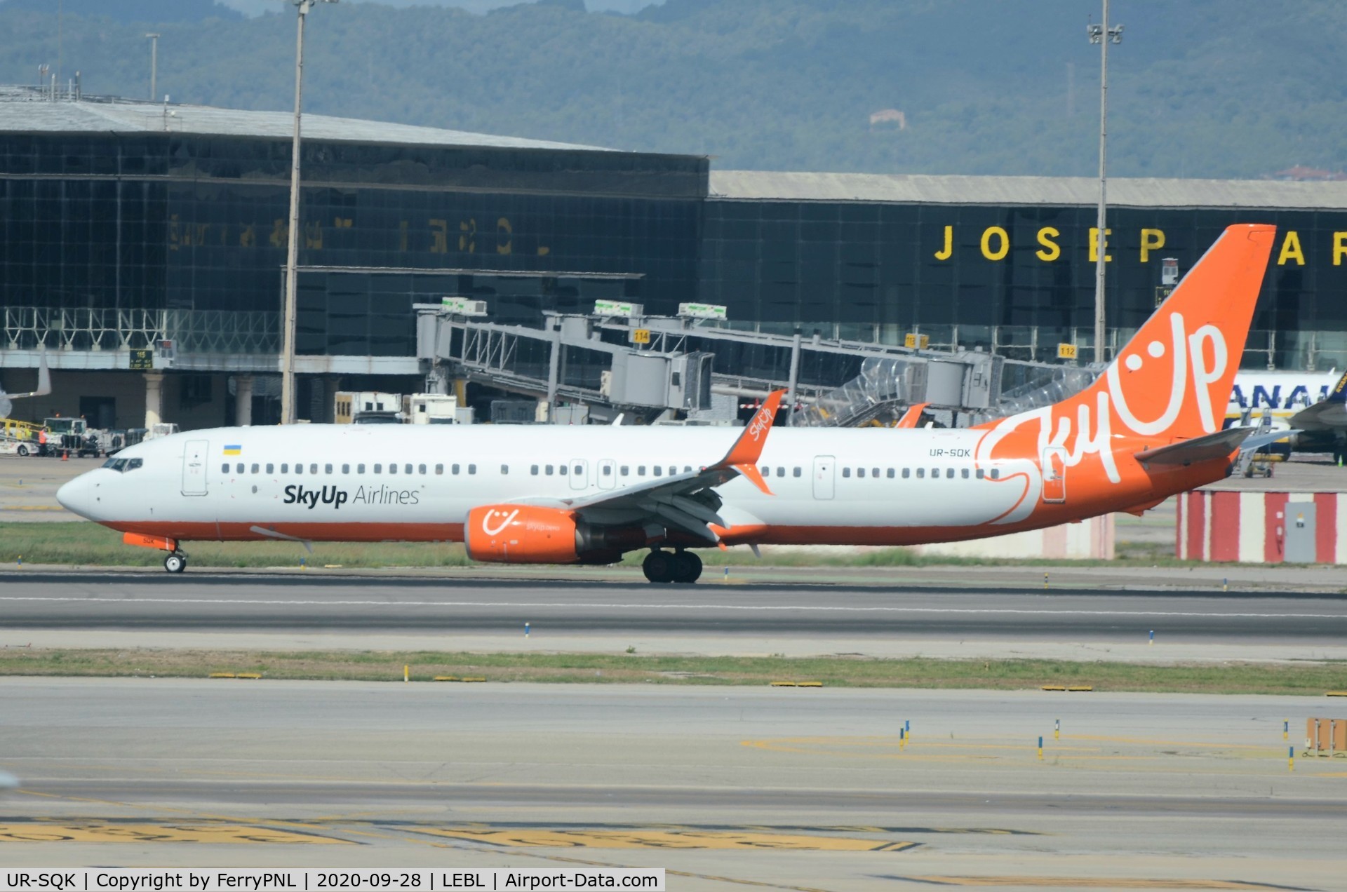 UR-SQK, 2008 Boeing 737-96NER C/N 35227, SkyUp B789 arriving in BCN